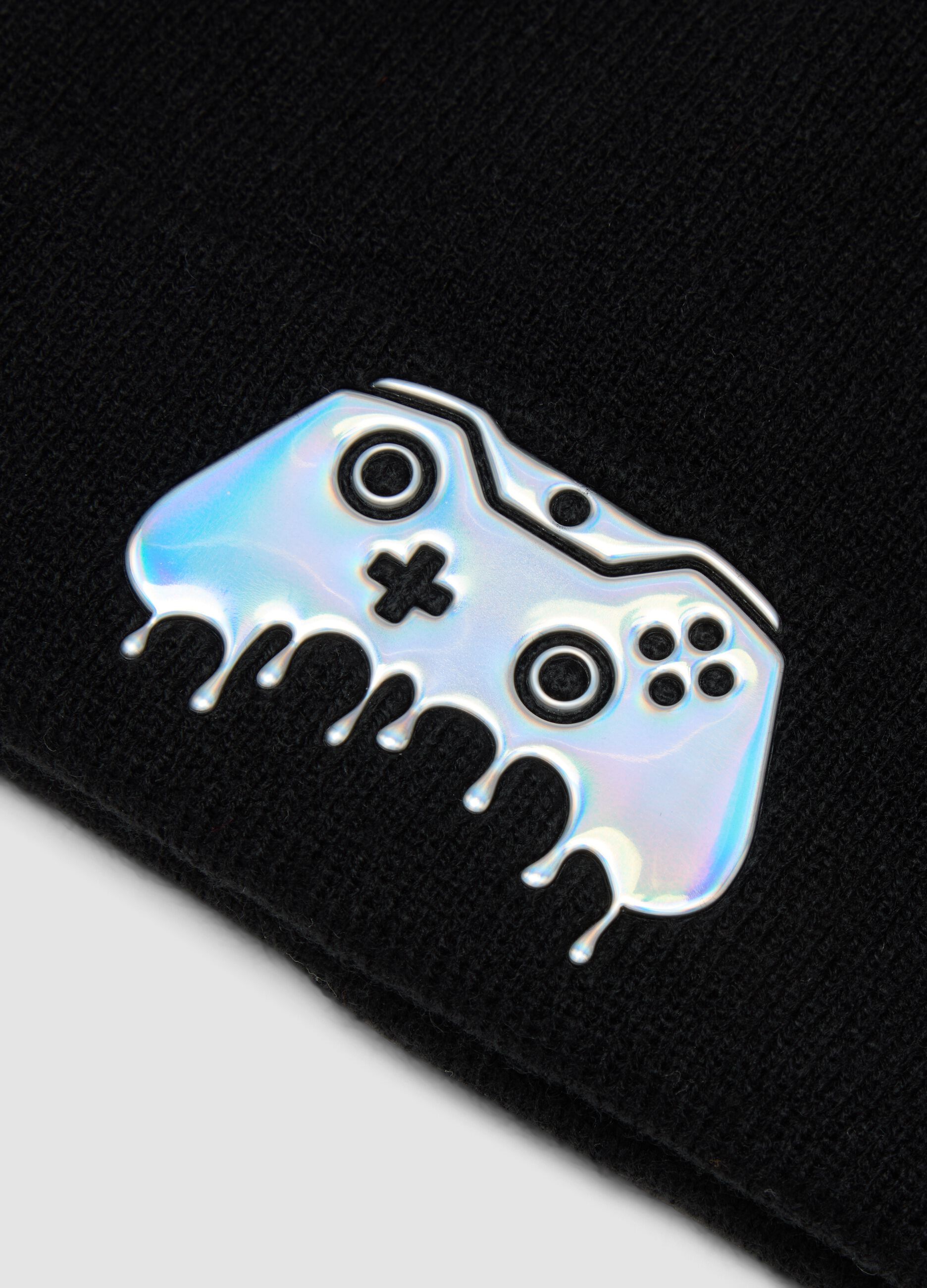 Berretto nero in maglia con applicazione decorativa