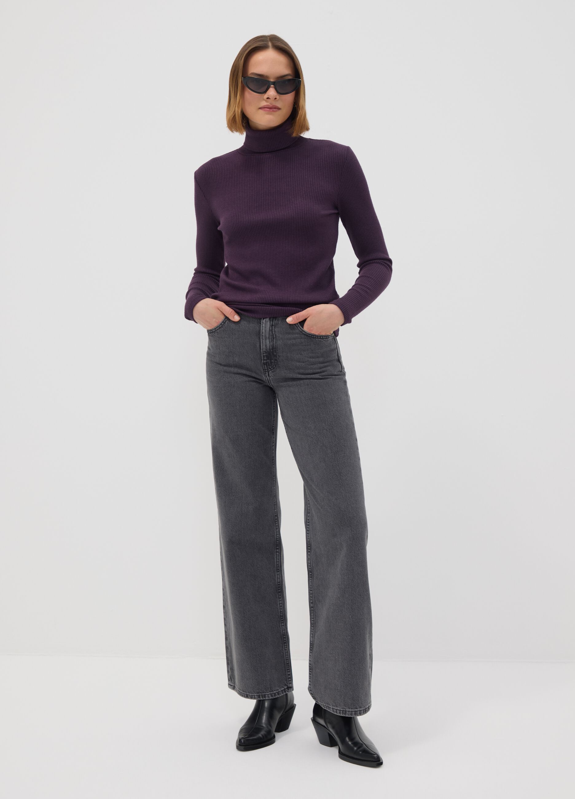Maglia viola in misto viscosa a costine con girocollo