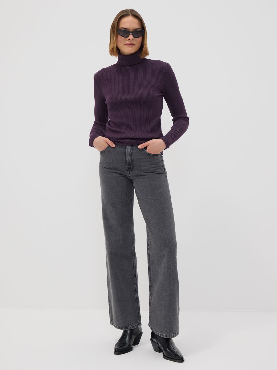 Maglia viola in misto viscosa a costine con girocollo_2