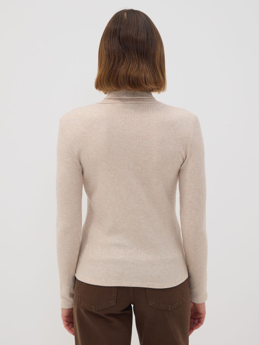 Maglia beige in misto viscosa a coste con girocollo_3