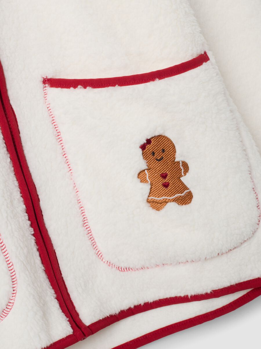 White sherpa dressing gown with zip and two pockets_1