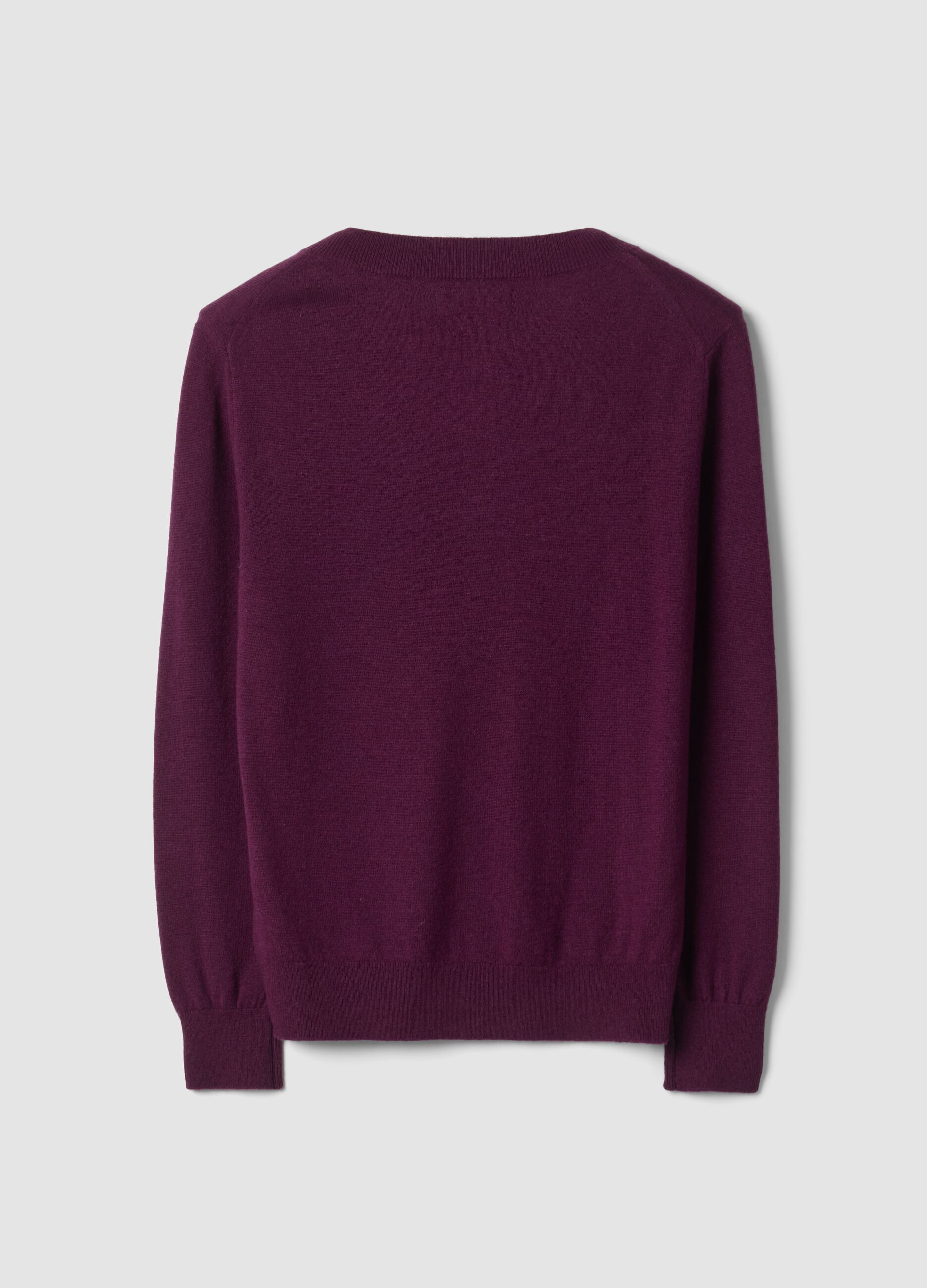 Maglia viola in pura lana con scollo profondo a V