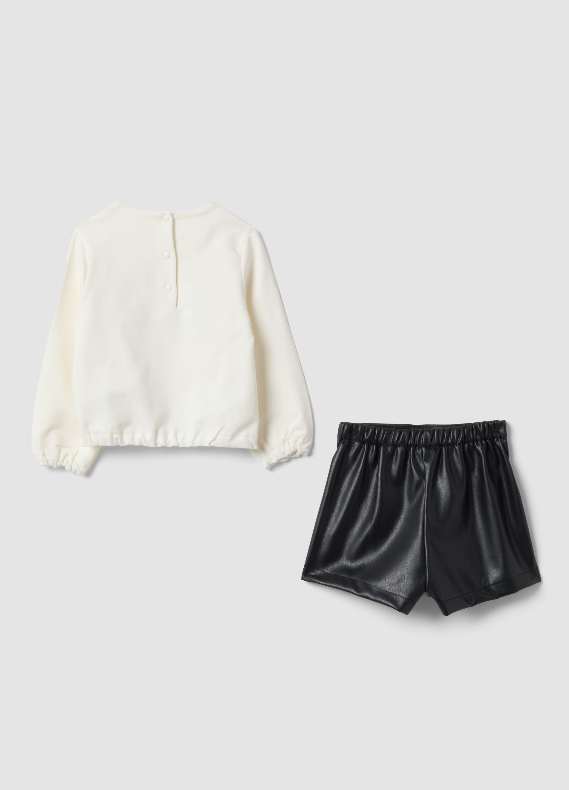 Completo bianco con maglia e shorts neri
