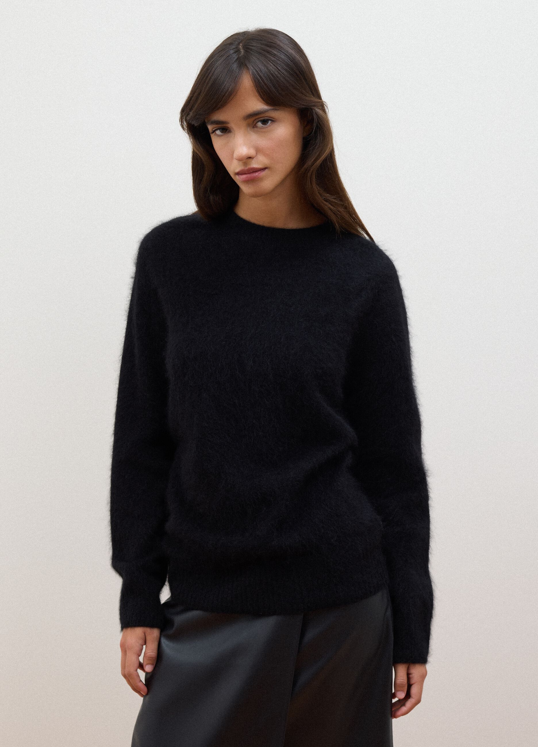 Maglia girocollo nera in misto lana e cashmere over fit