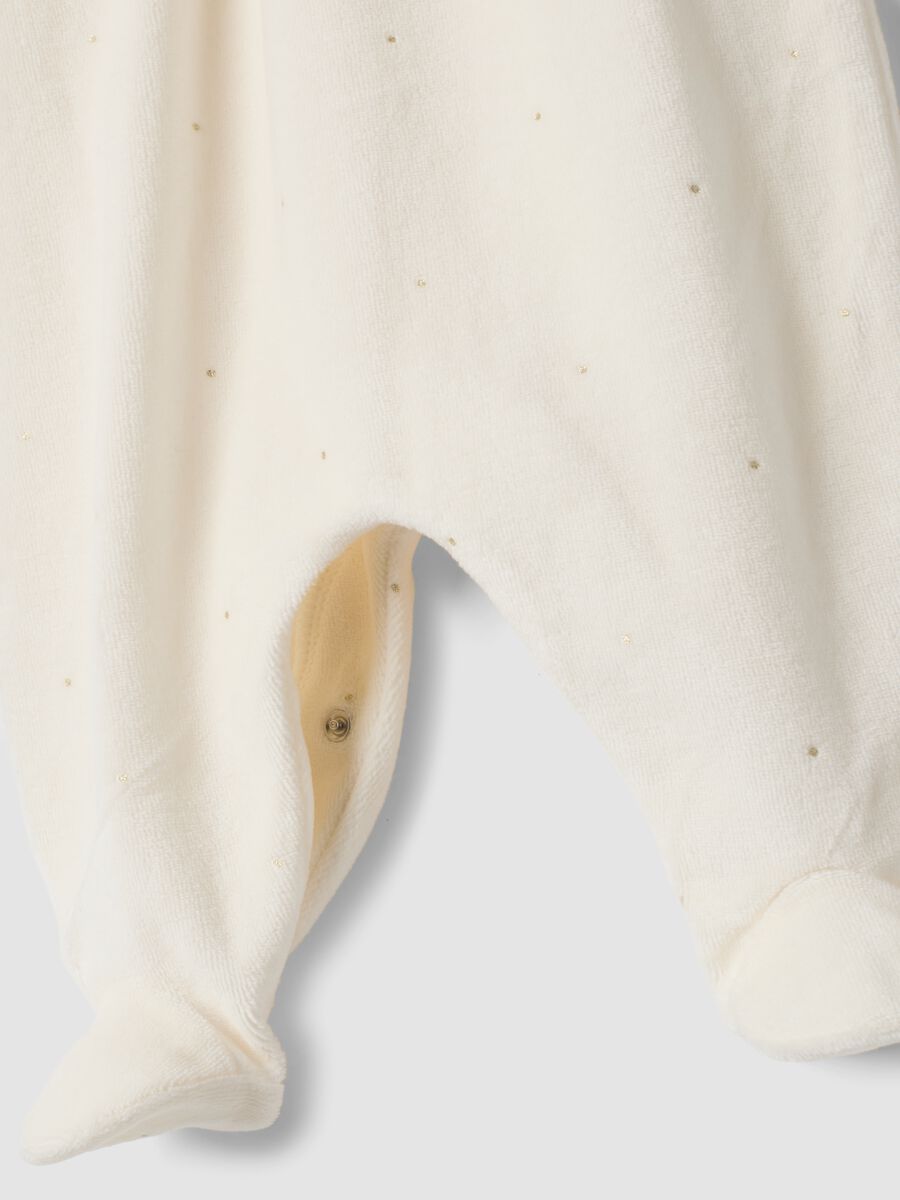 Off-white organic cotton-blend babygrow with feet_2