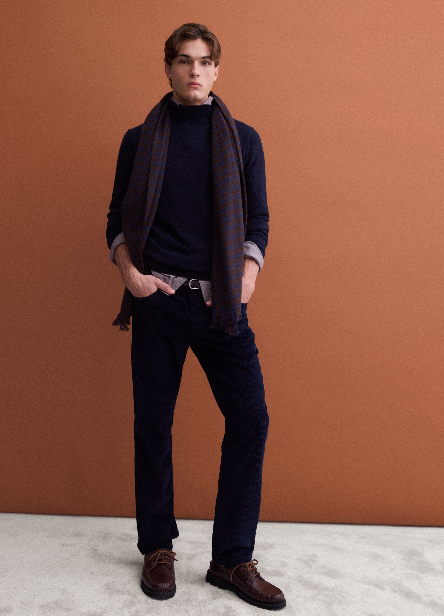 Pantaloni blu notte in cotone elasticizzato a coste regular fit