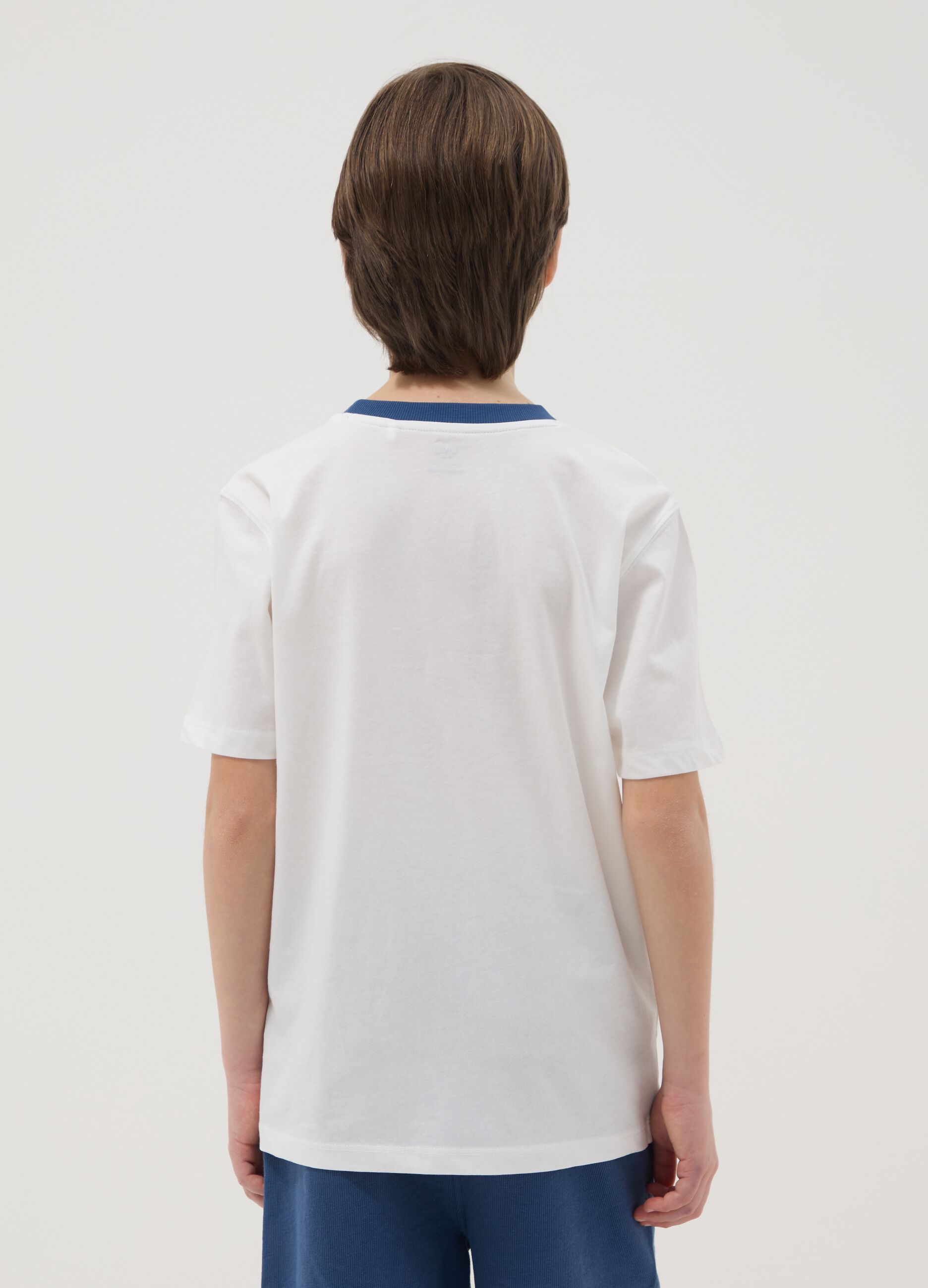 Boys' pure white cotton T-shirt relaxed fit with blue collar