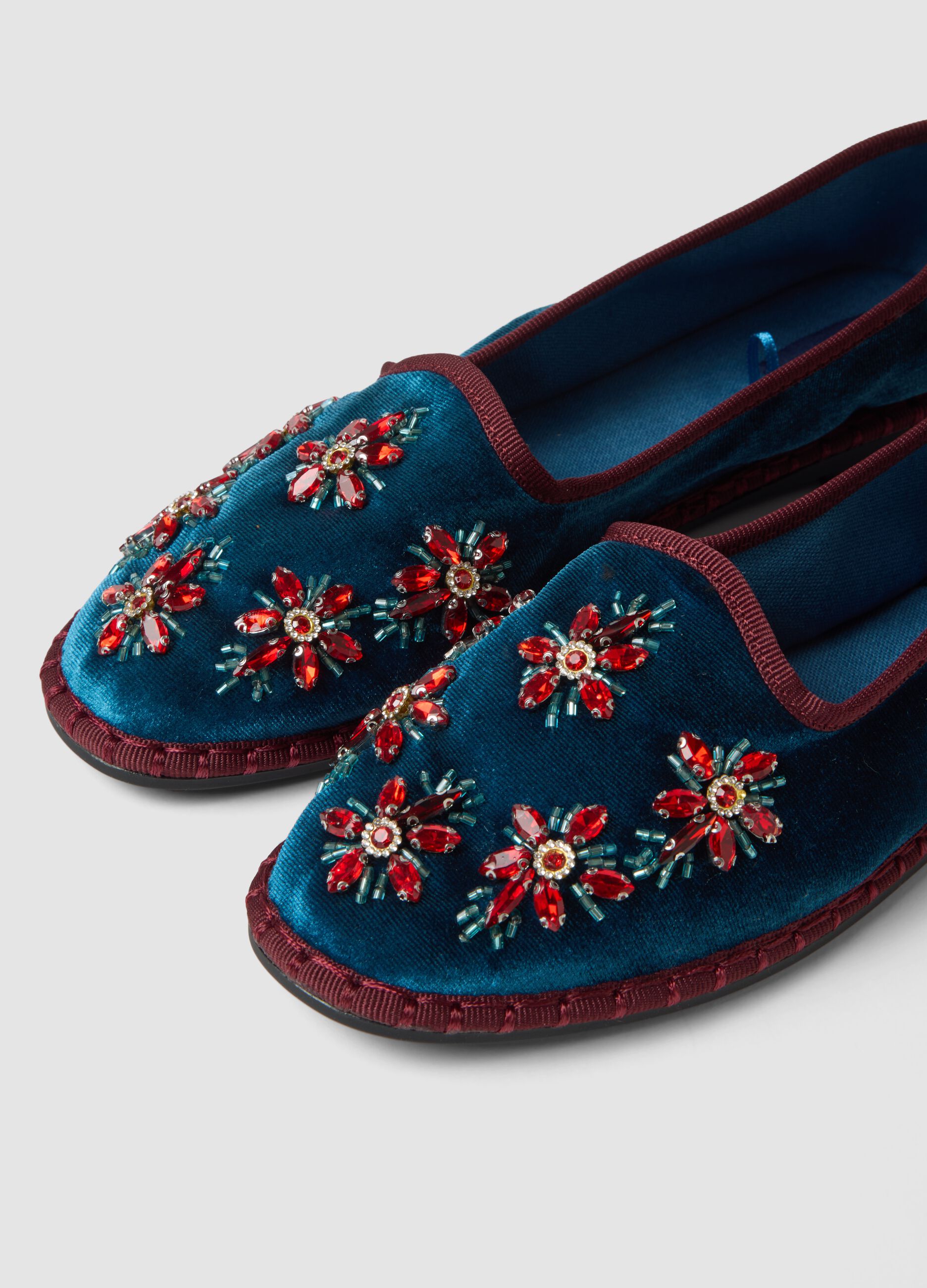 Friulane blu con ricami floreali gioiello