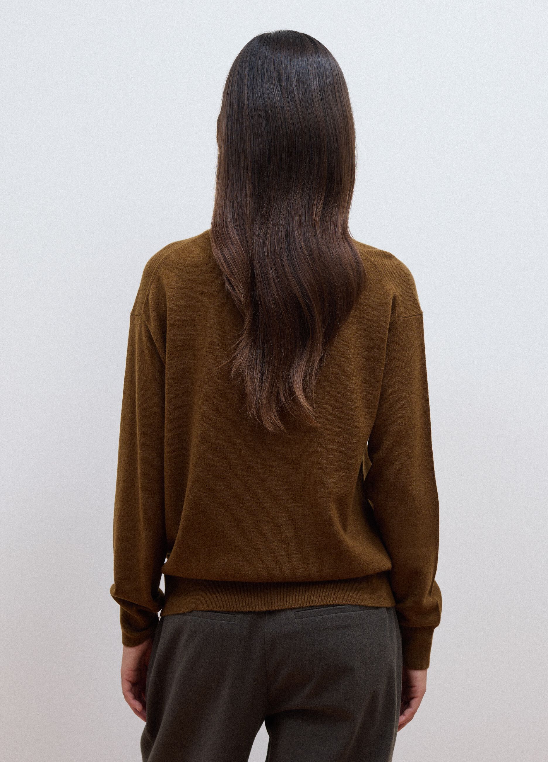 Maglia marrone in pura lana a girocollo over fit