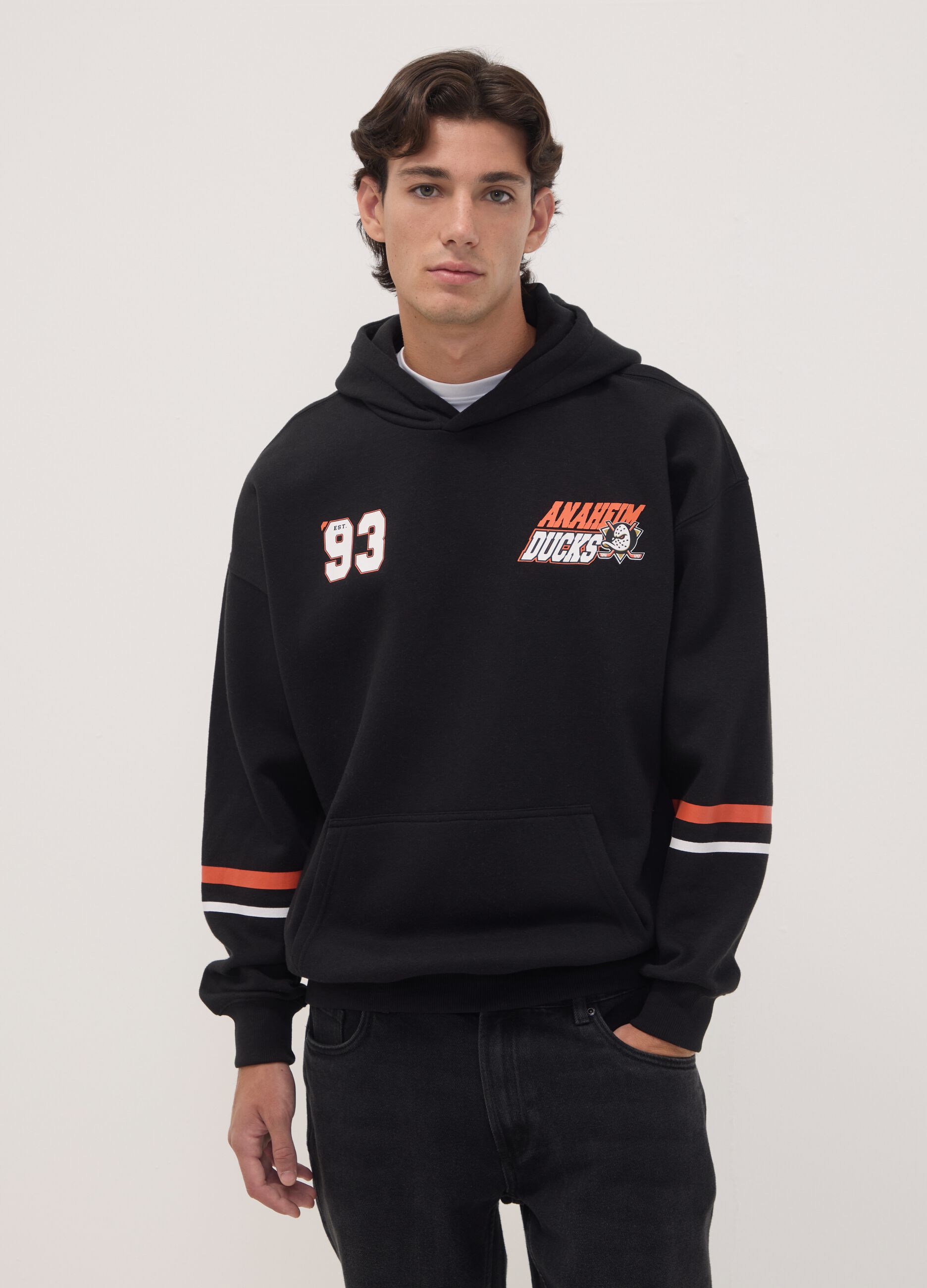 هودي أسود بقبعة من مزيج القطن بطبعة Anaheim Ducks