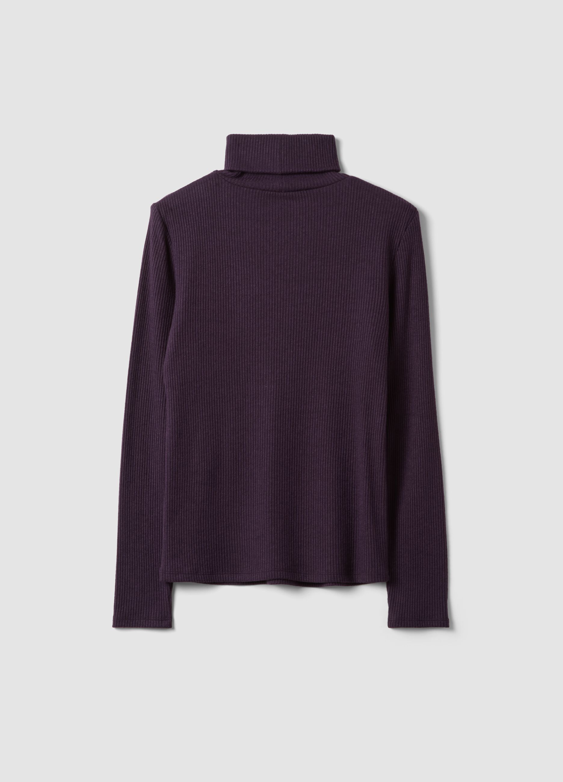 Maglia viola in misto viscosa a costine con girocollo