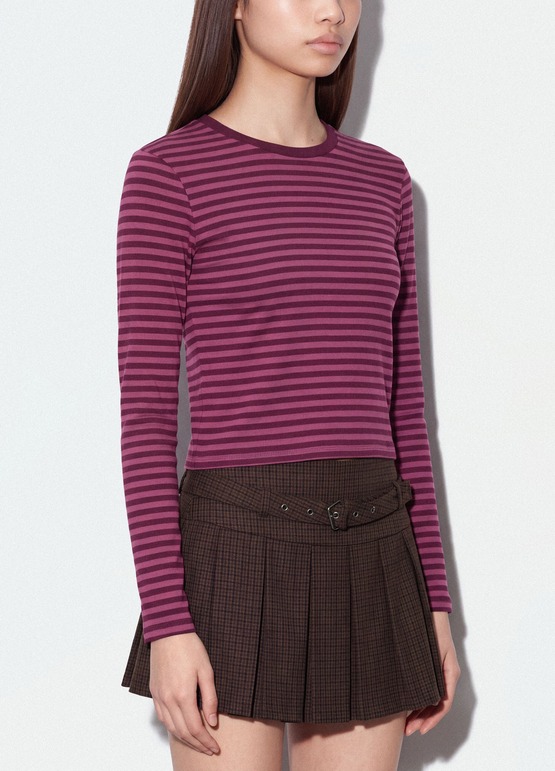 T-shirt viola in puro cotone a righe con girocollo