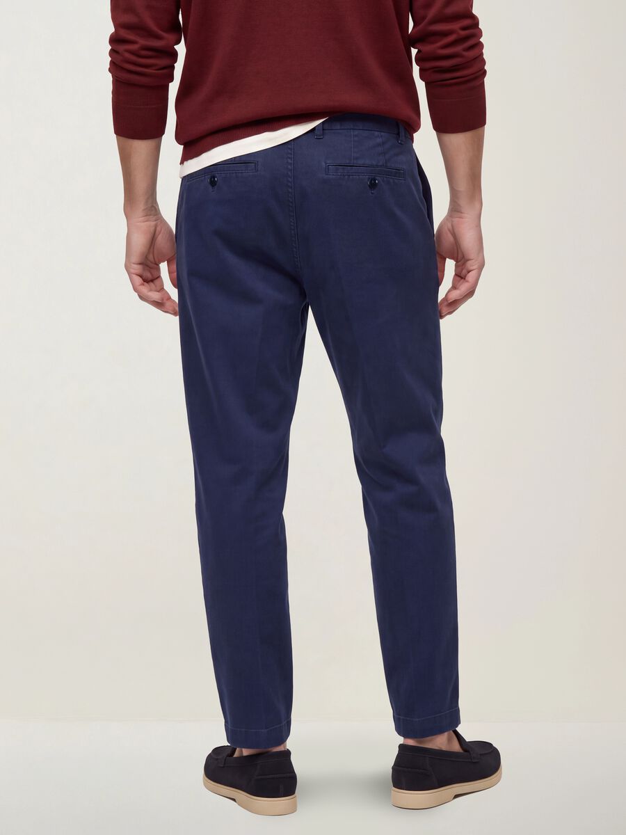 Pantaloni chino blu in puro cotone carrot fit_4