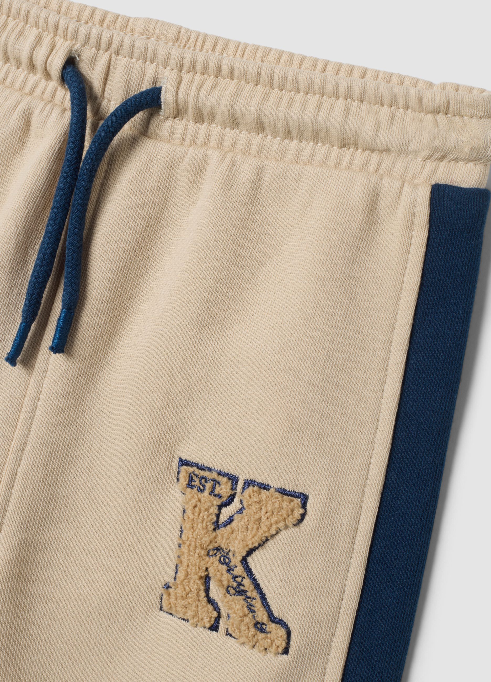 Completo jogging beige in puro cotone organico con stampe in rilievo