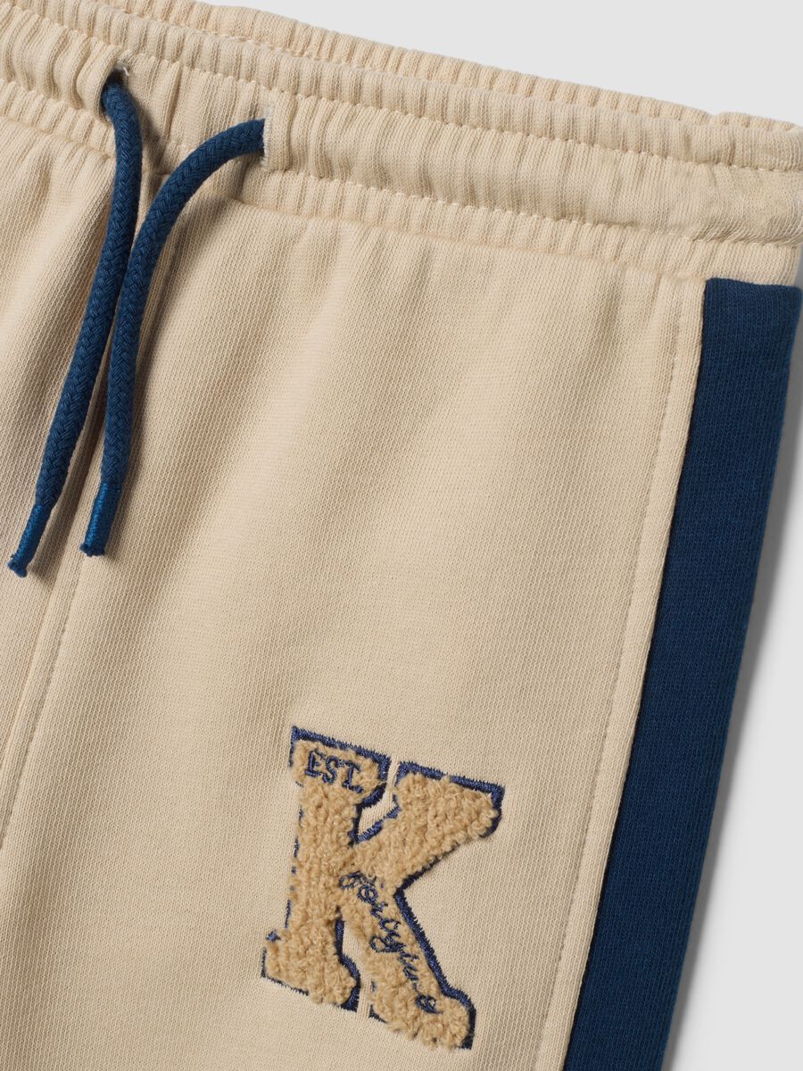 Completo jogging beige in puro cotone organico con stampe in rilievo_2