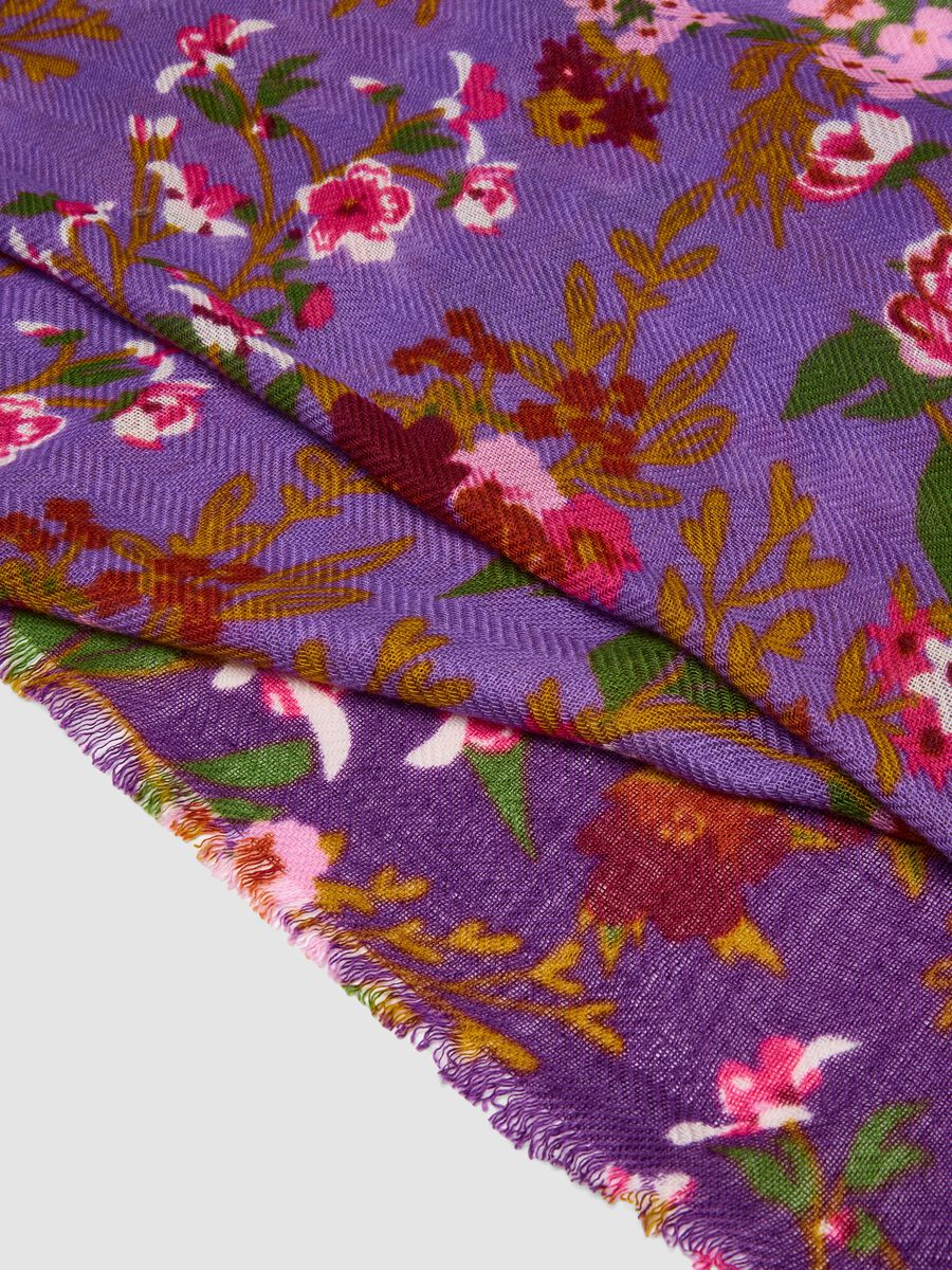 Foulard viola in misto lana con fantasia floreale_1
