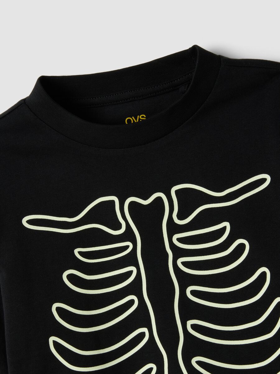 T-shirt nera in puro cotone con girocollo e stampa scheletro_7