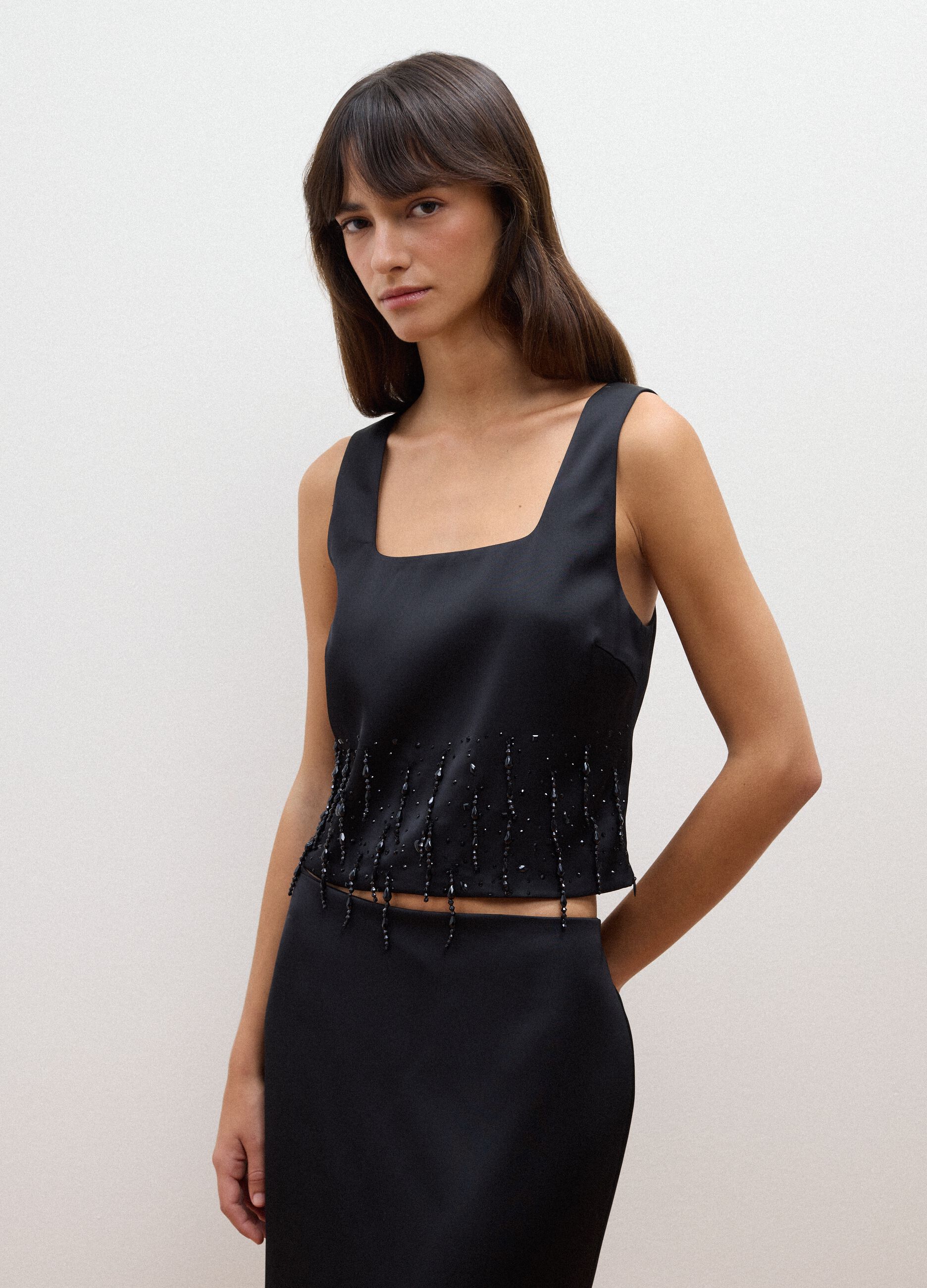 Top nero slim fit con perline