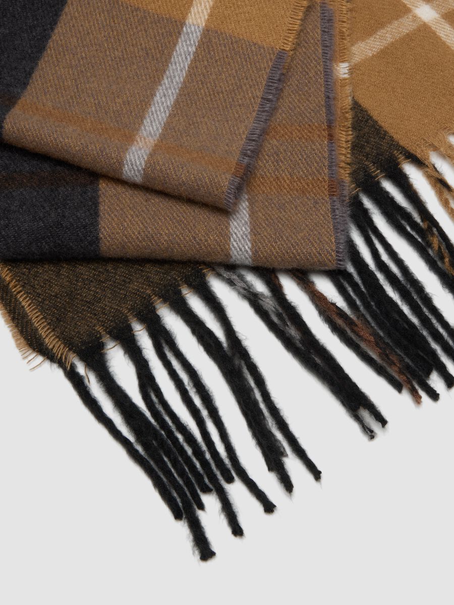 Brown checked scarf with fringes_2