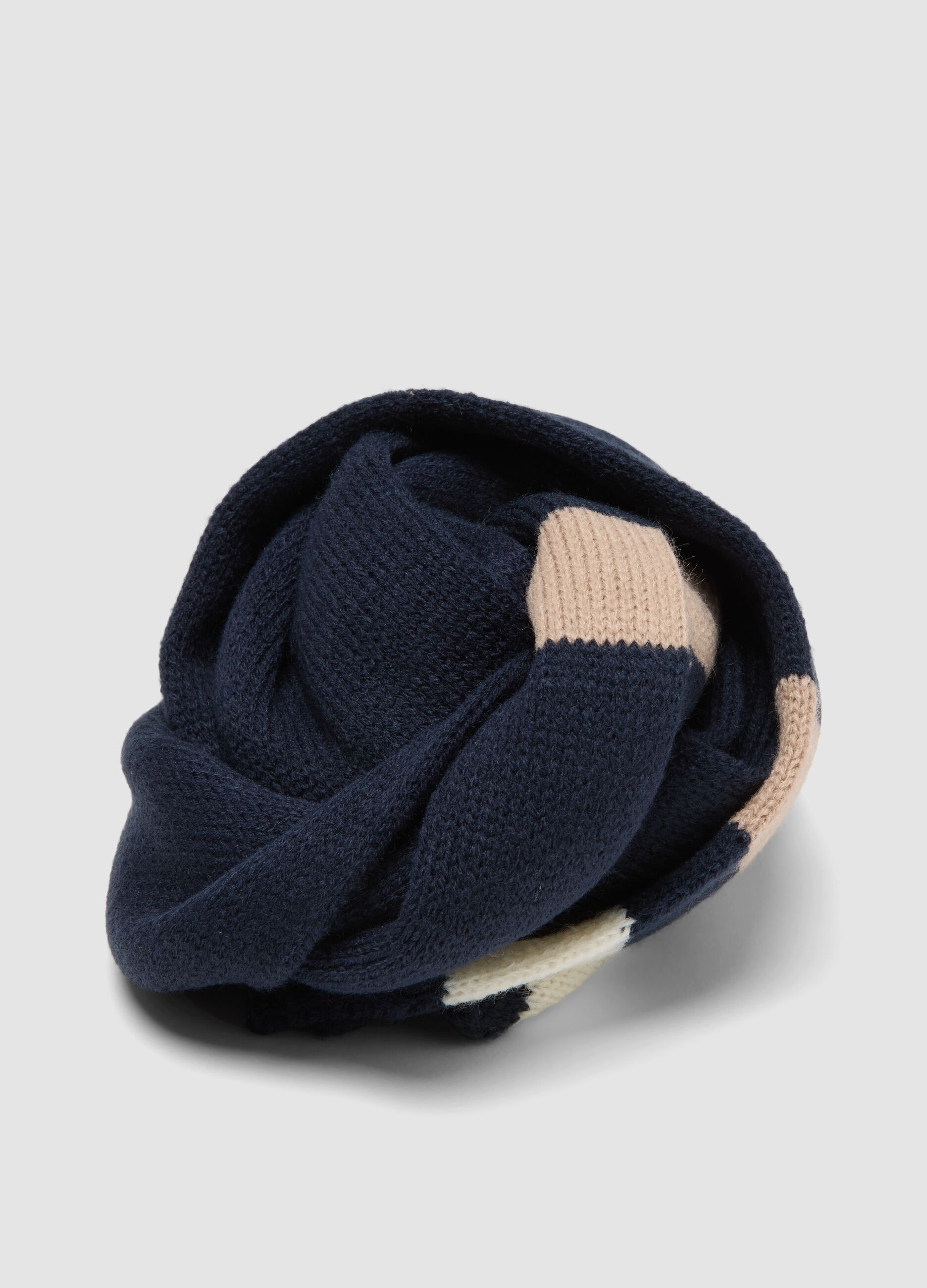 Sciarpa blu lavorata a maglia con righe a contrasto