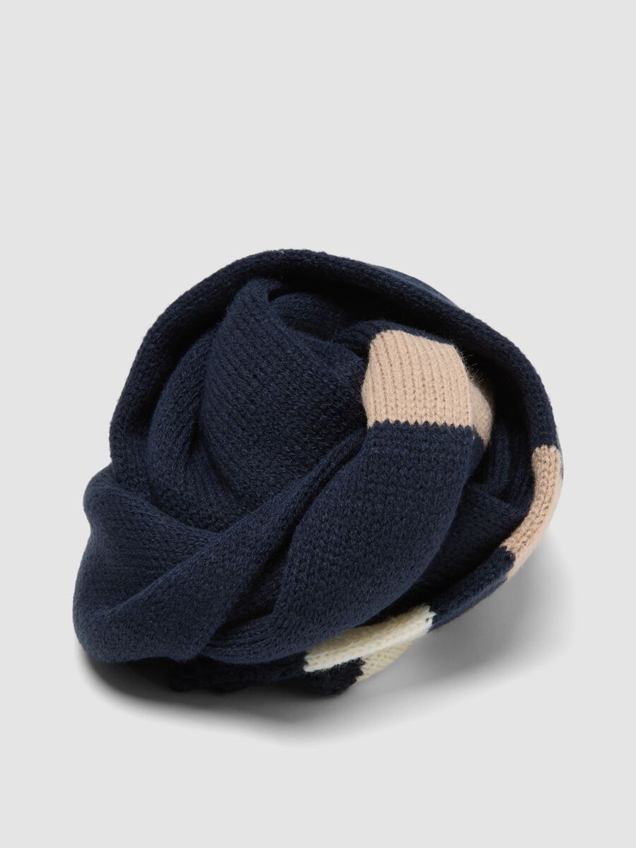Blue knitted scarf with contrast stripes_2