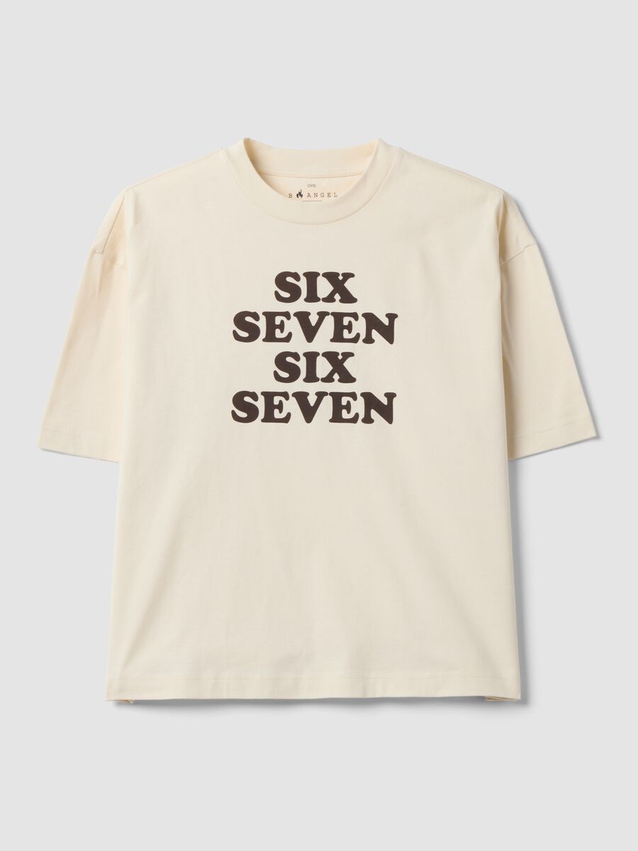 تيشيرت أبيض من قطن خالص بطباعة أمامية Six Seven بقصّة بوكسية_4