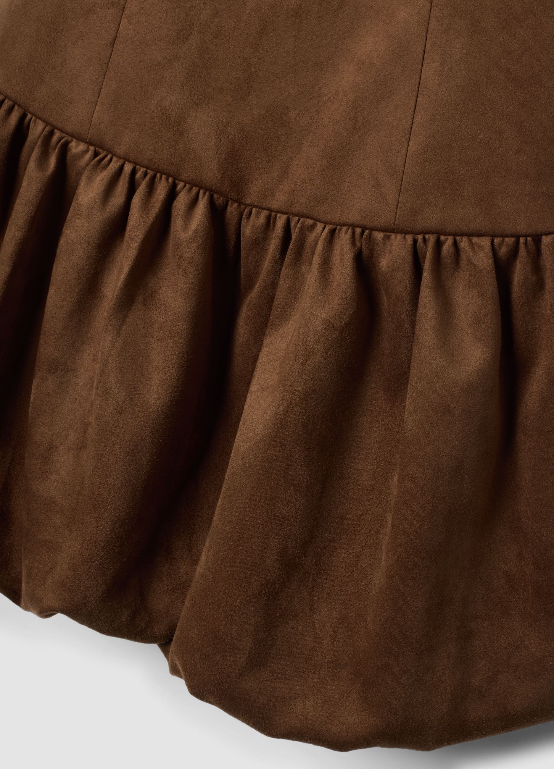 Abito marrone in tessuto elasticizzato con girocollo fitted