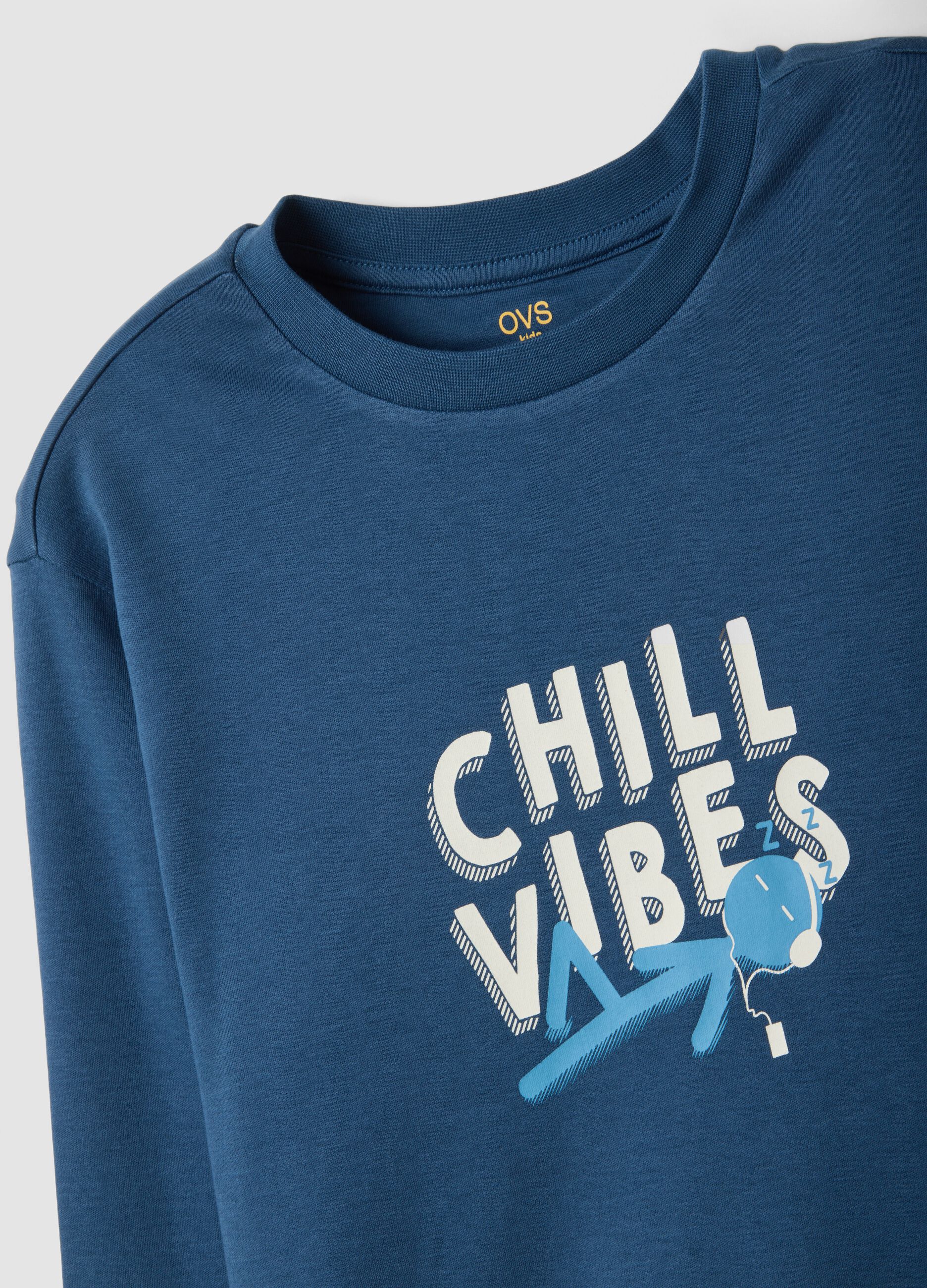 بيجاما زرقاء من قطن عضوي خالص مع عبارة "Chill Vibes" للأولاد