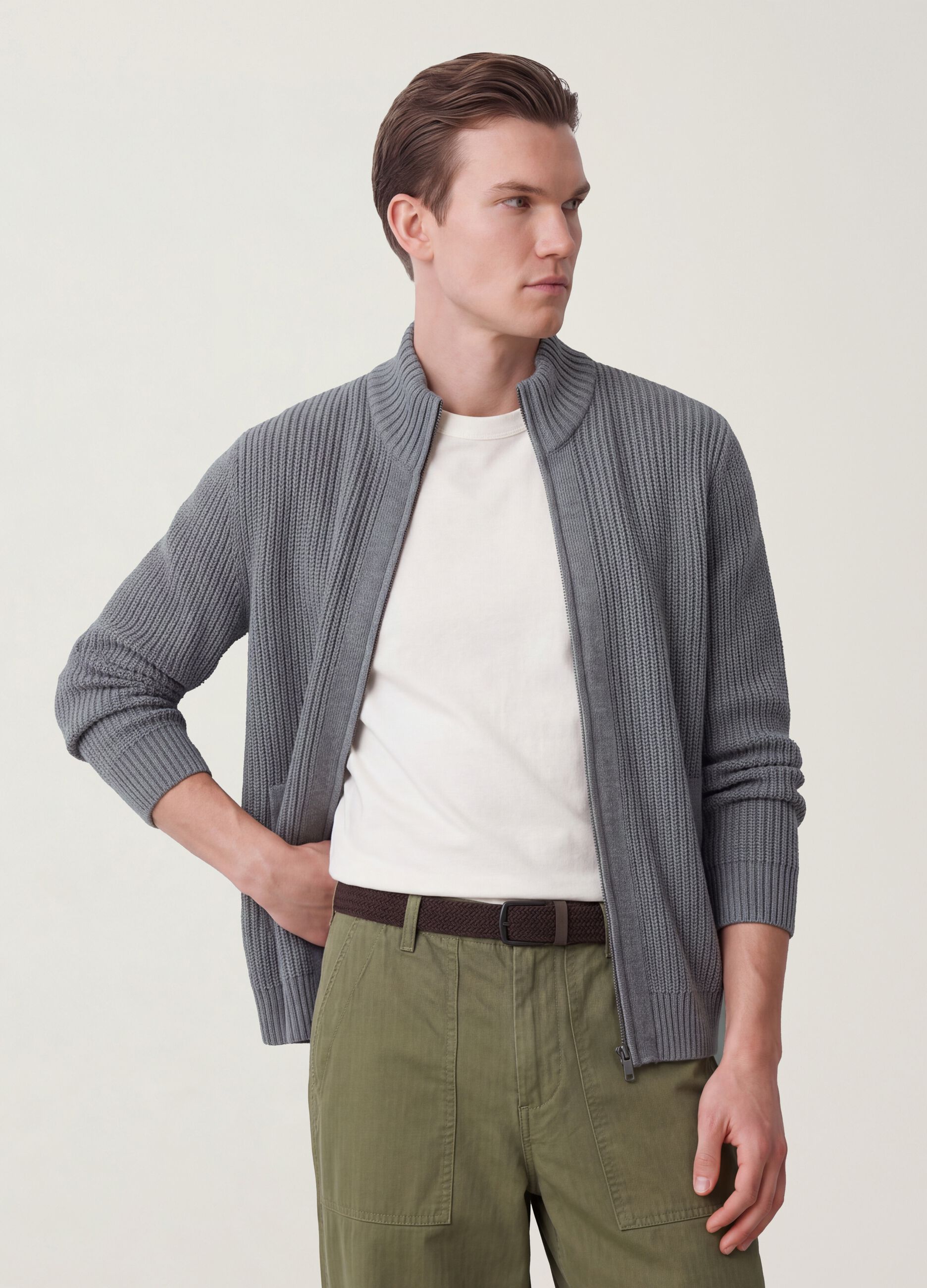 Cardigan grigio in maglia a coste con colletto e zip regular fit