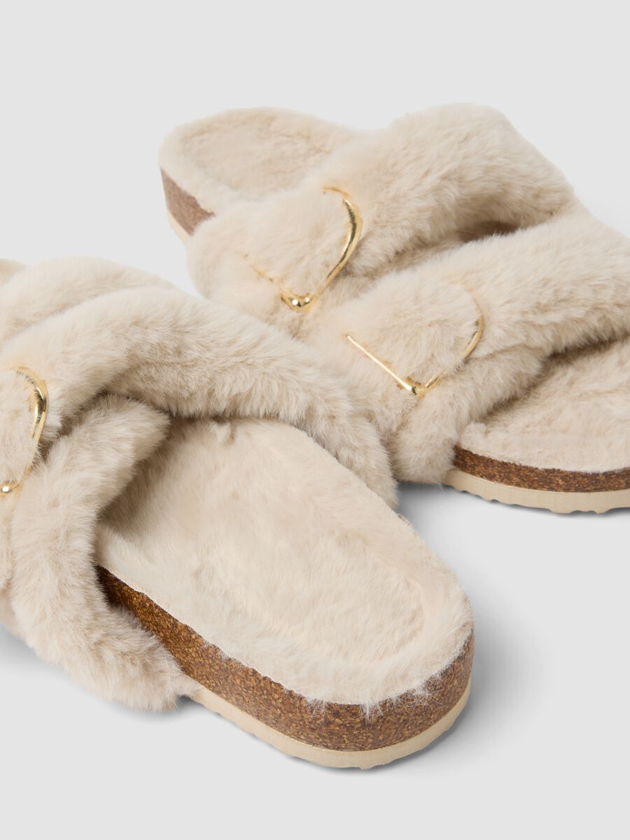 Beige open-toe slippers with crossed straps and buckle_1