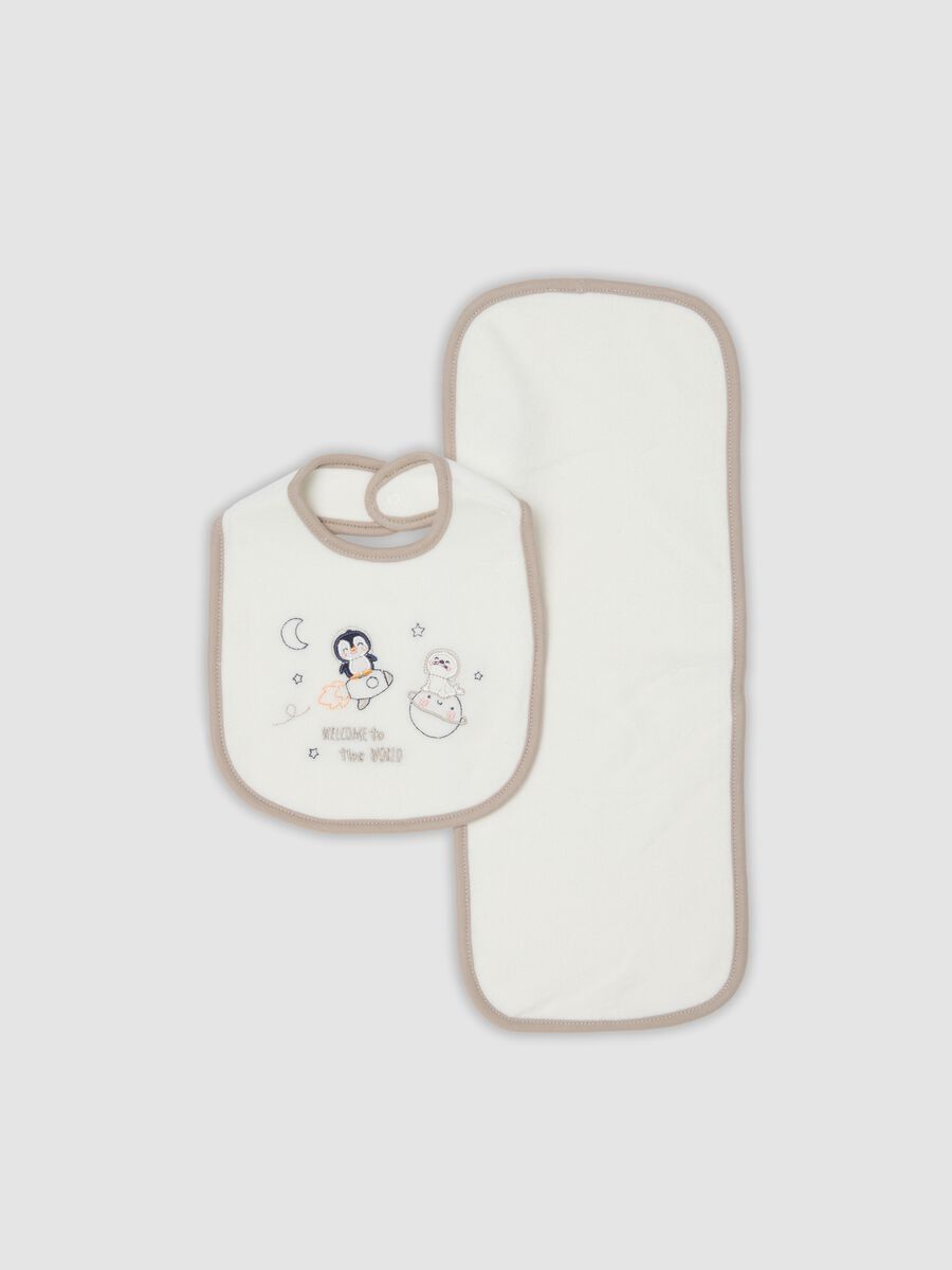 Set bianco in misto cotone organico con bavaglino e telo_0