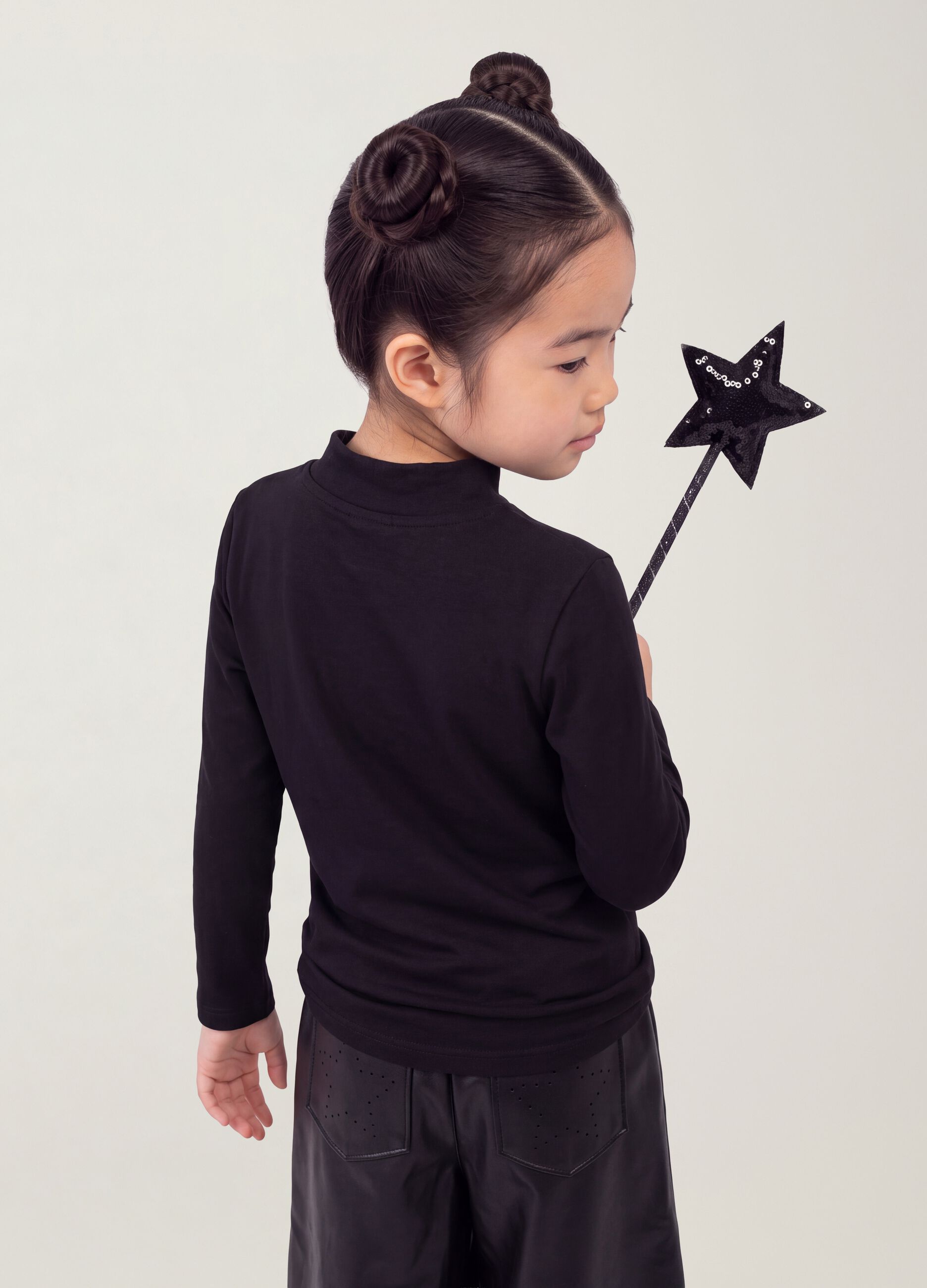T-shirt nera in cotone elasticizzato con Collo rialzato
