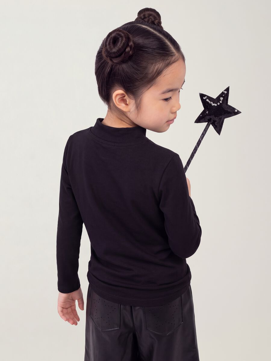 T-shirt nera in cotone elasticizzato con Collo rialzato_3