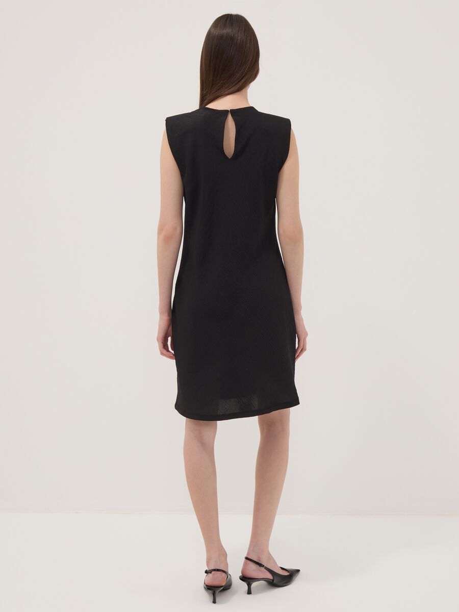 Black fitted dress with ruched detailing_3