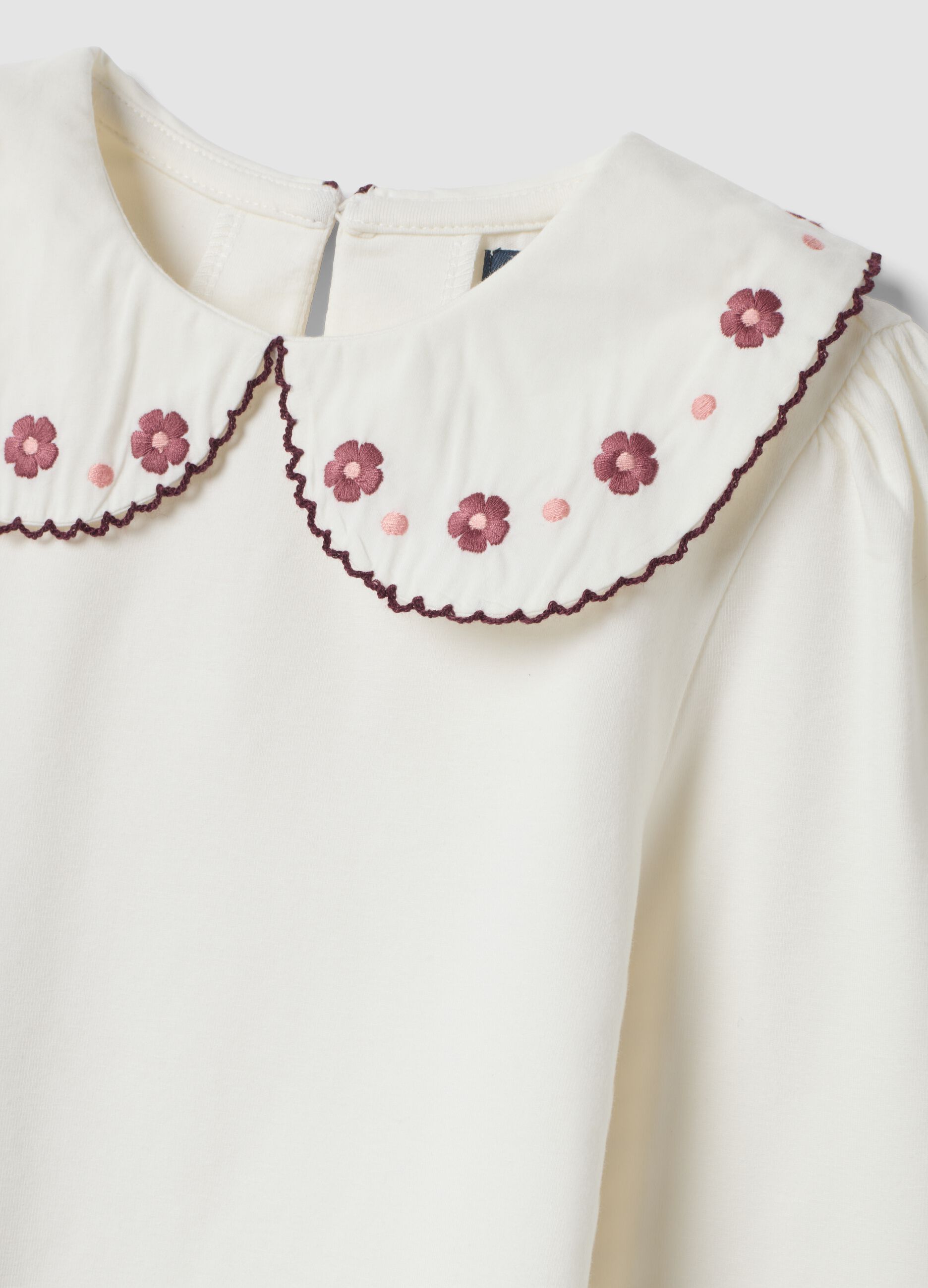 T-shirt bianca girocollo in cotone elasticizzato con colletto ricamato