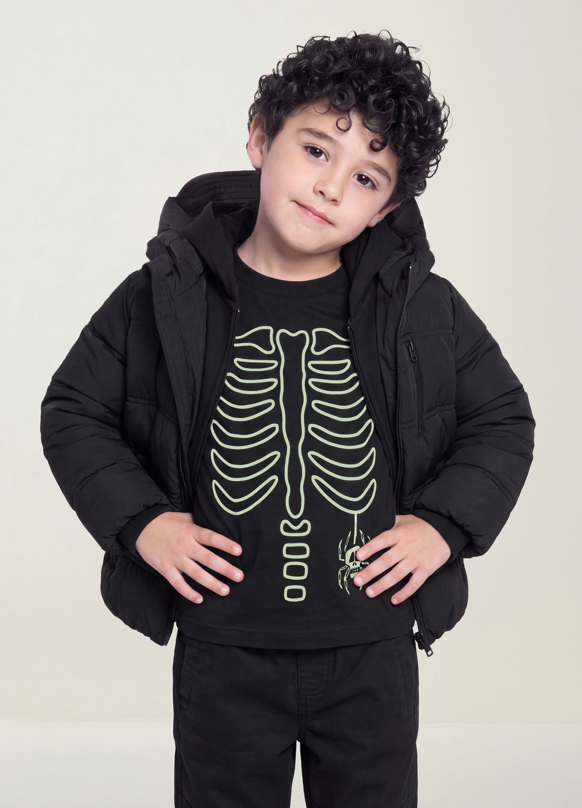 جاكيت مبطّن أسود من قماش مطاطي