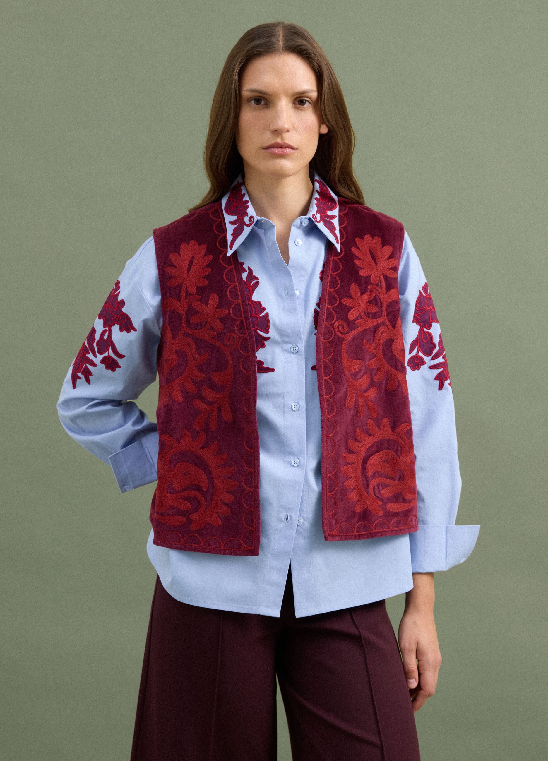 Gilet rosso in puro cotone con ricami floreali