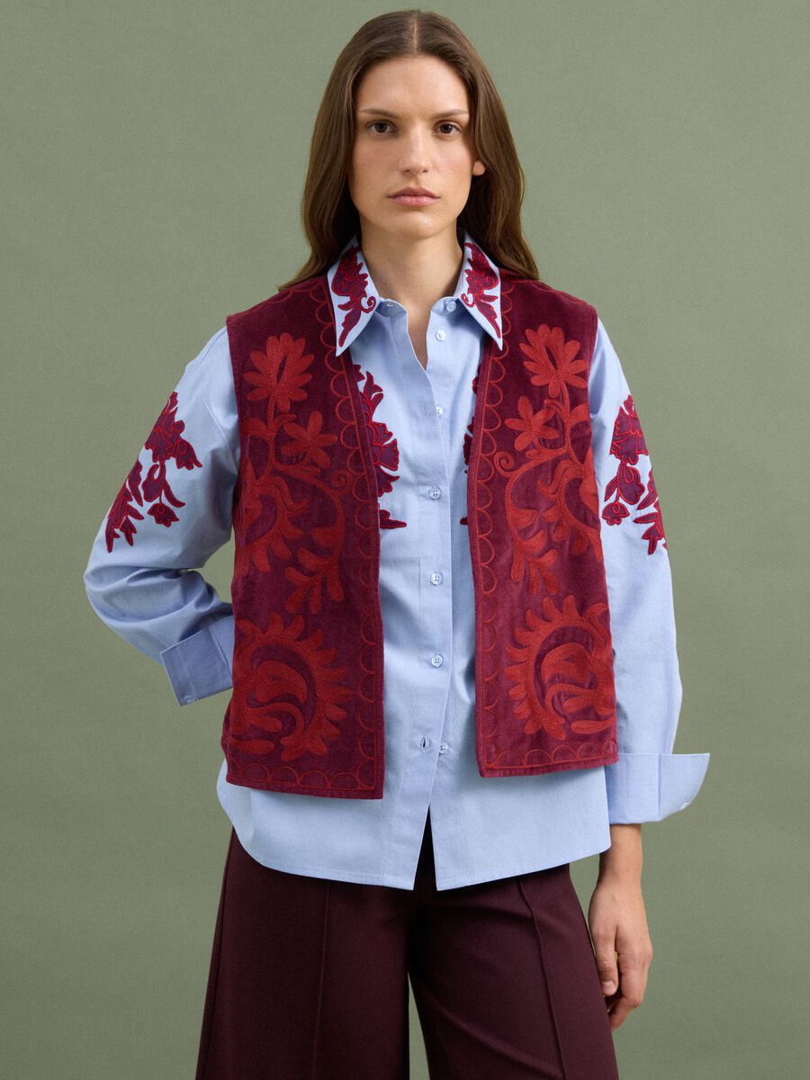 Gilet rosso in puro cotone con ricami floreali_2