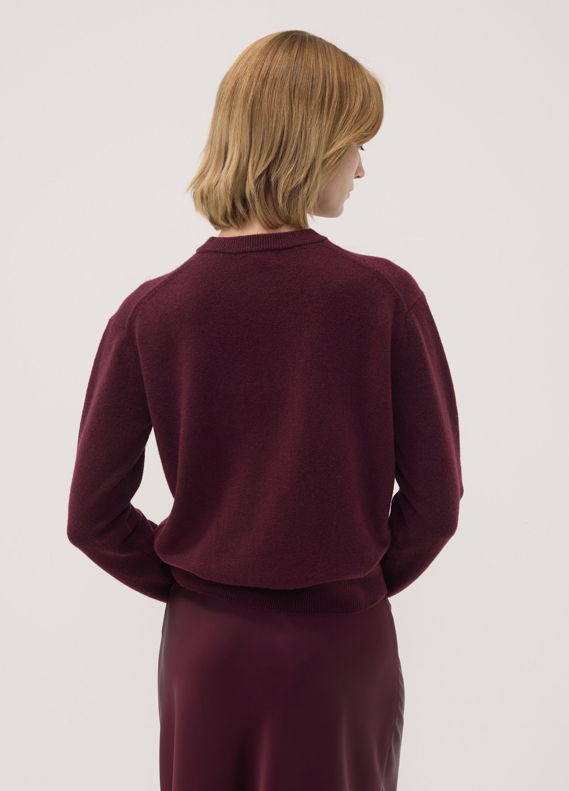 Maglia viola in lana elasticizzata a girocollo