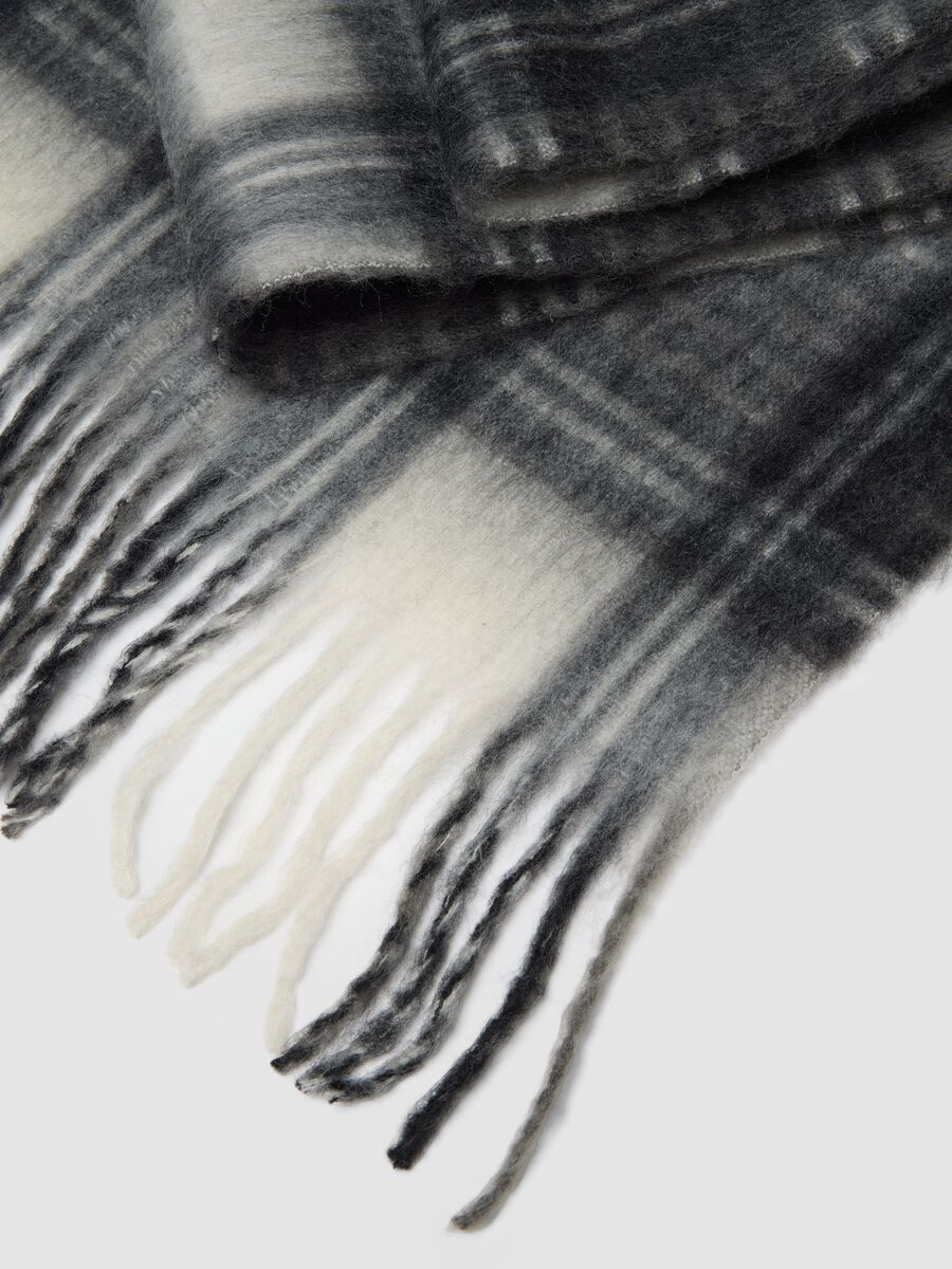 Grey checked scarf with fringes_2