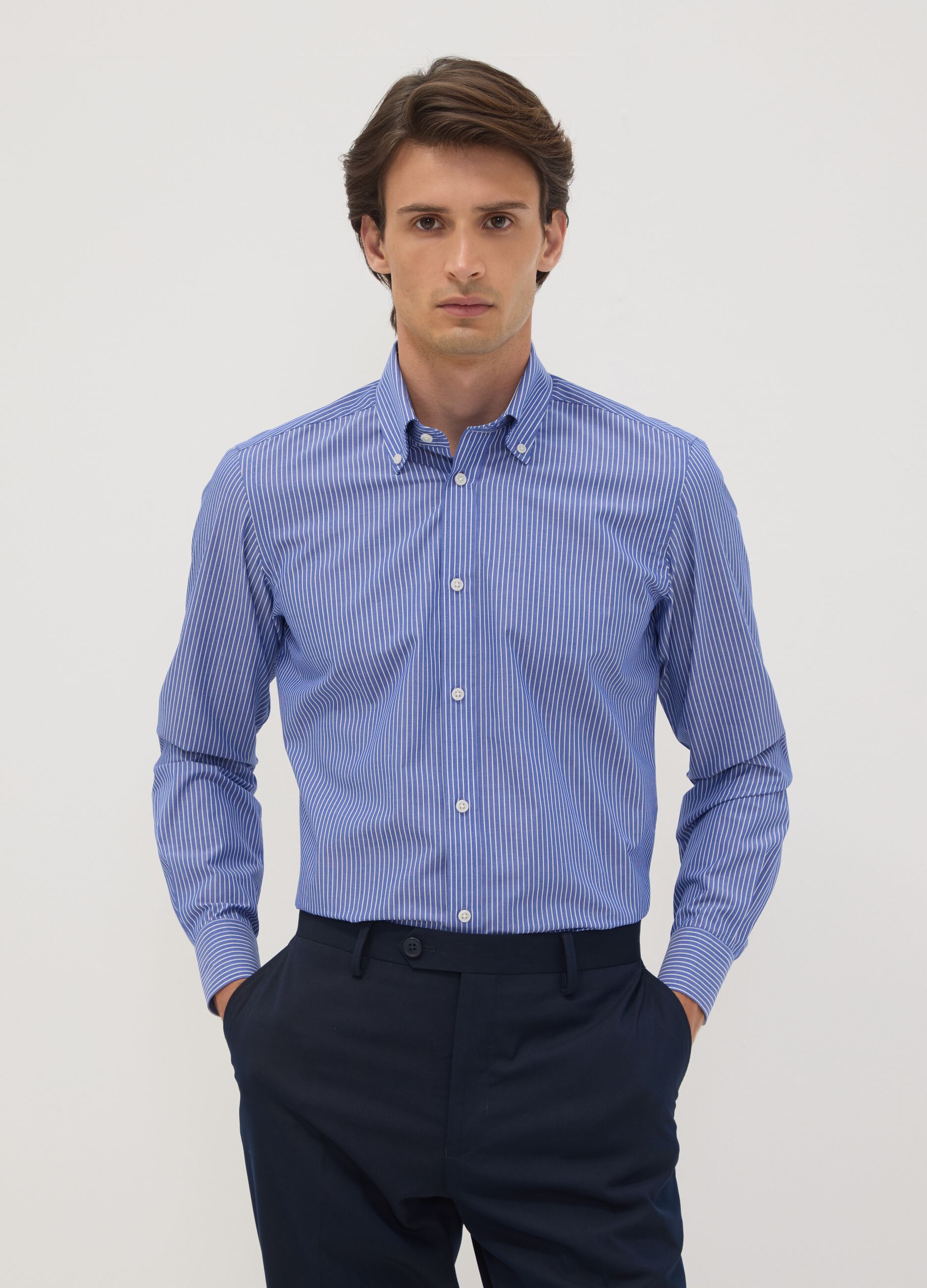 قميص أزرق بمزيج من القطن بياقة زرّية (Button-Down) بقصّة سليم وسهل الكيّ