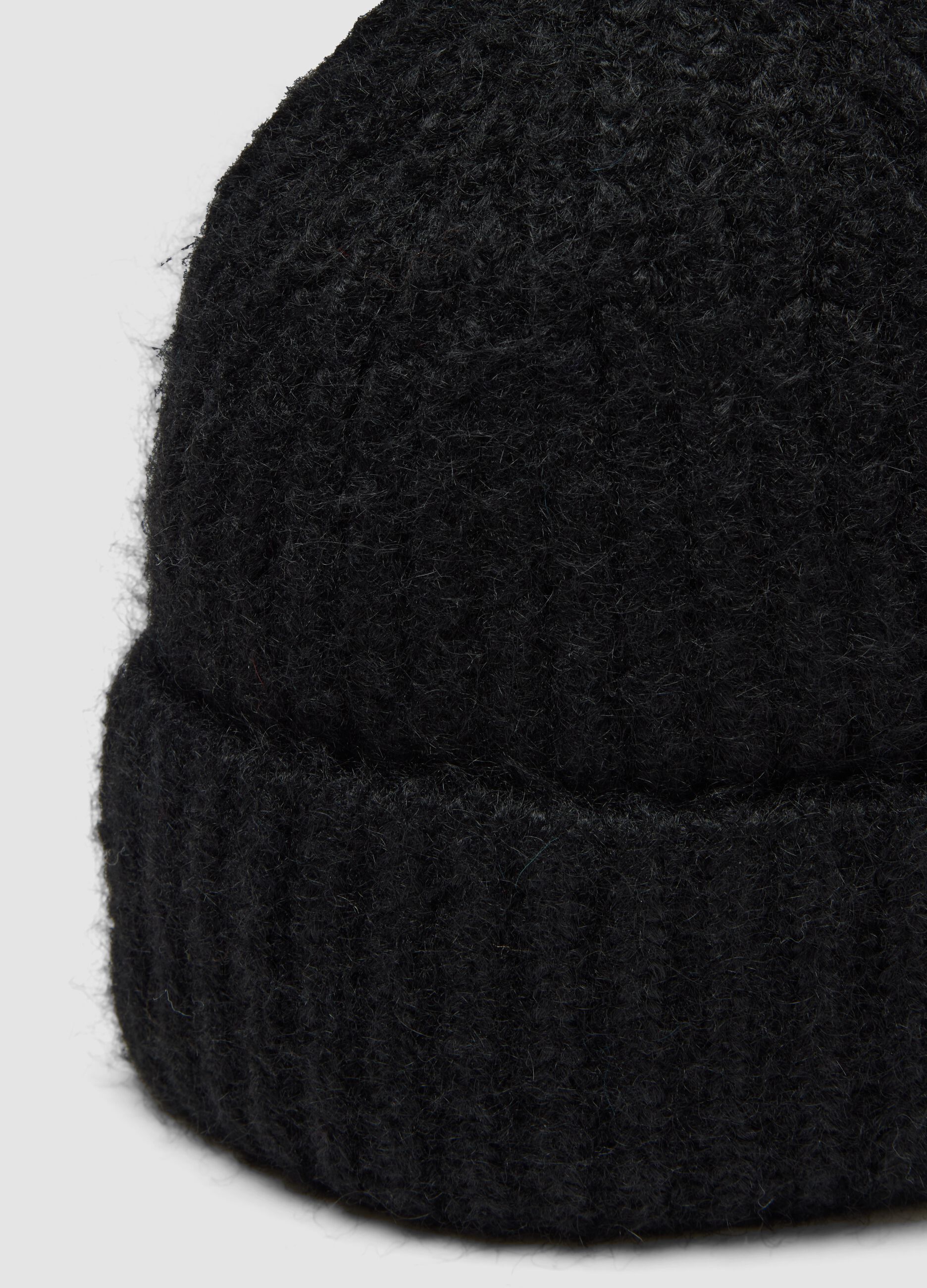 Cappello nero in lana elasticizzata a coste