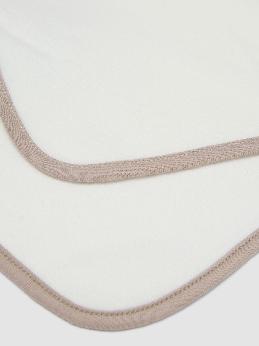Set bianco in misto cotone organico con bavaglino e telo_2
