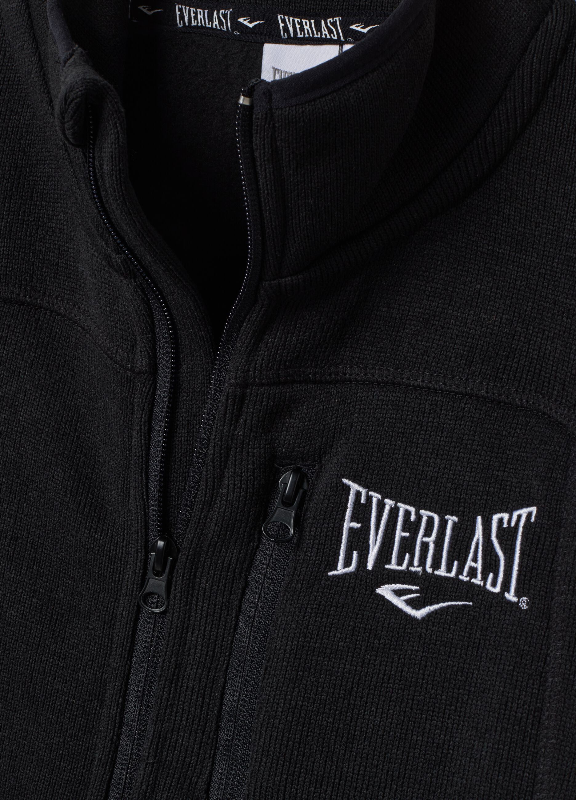 سويت شيرت أسود بسحّاب كامل وياقة عالية مع شعار Everlast