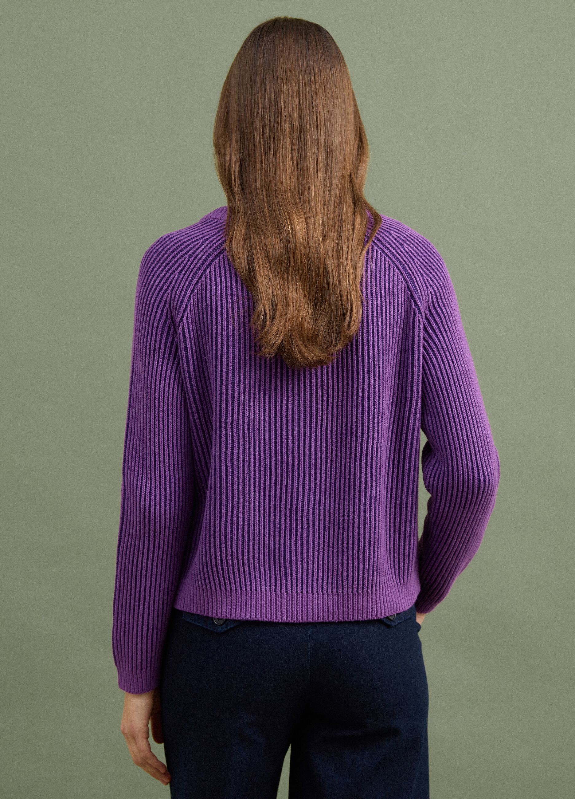 Cardigan viola in puro cotone a coste con girocollo