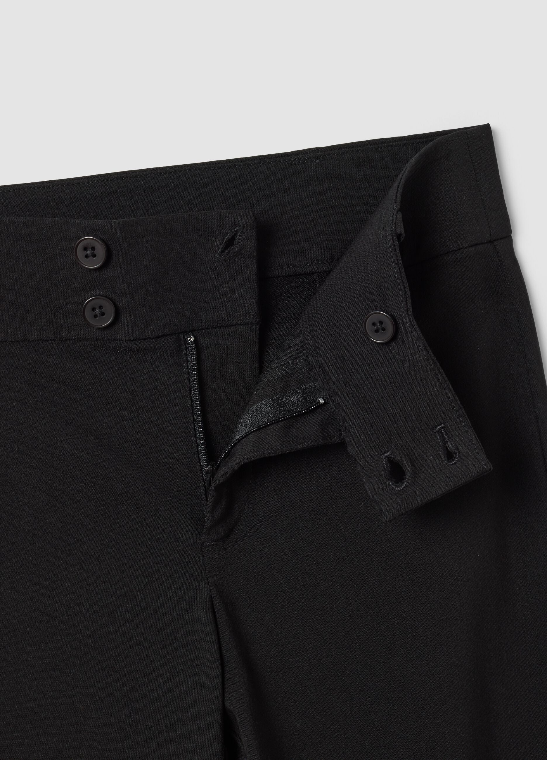Pantaloni neri flare in viscosa elasticizzata