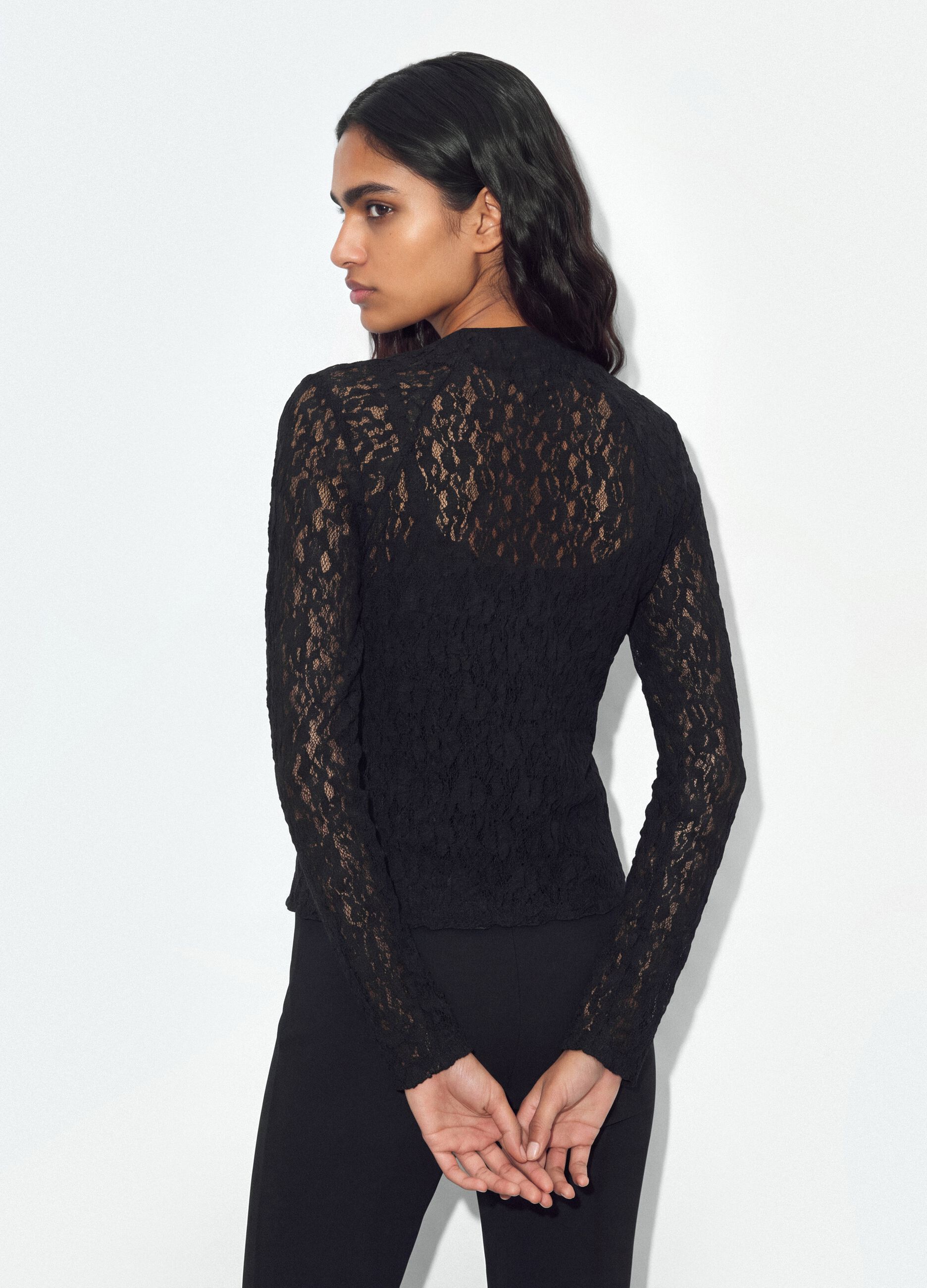 T-shirt nera in tessuto elasticizzato traforato con colletto rialzato