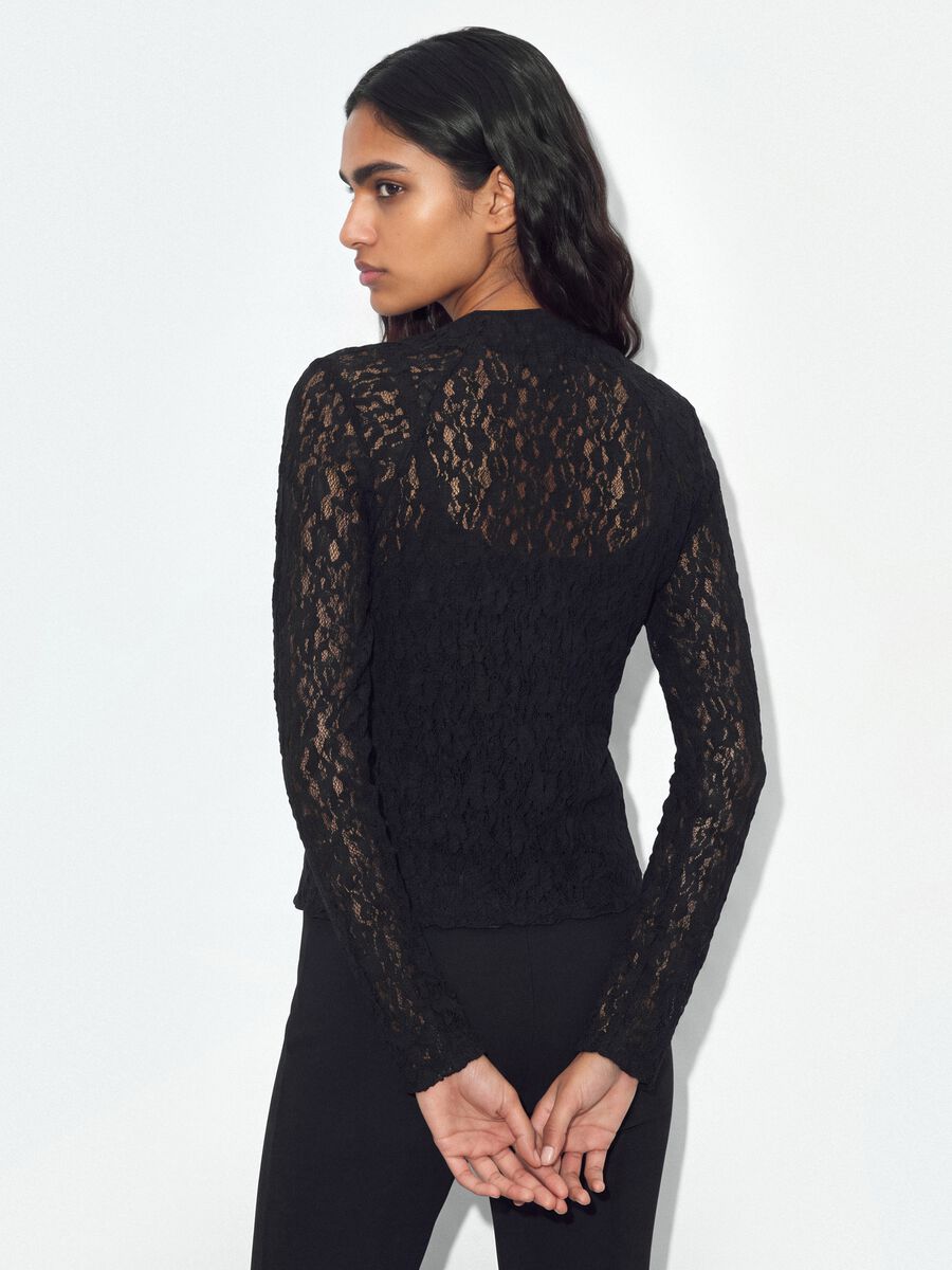 T-shirt nera in tessuto elasticizzato traforato con colletto rialzato_3