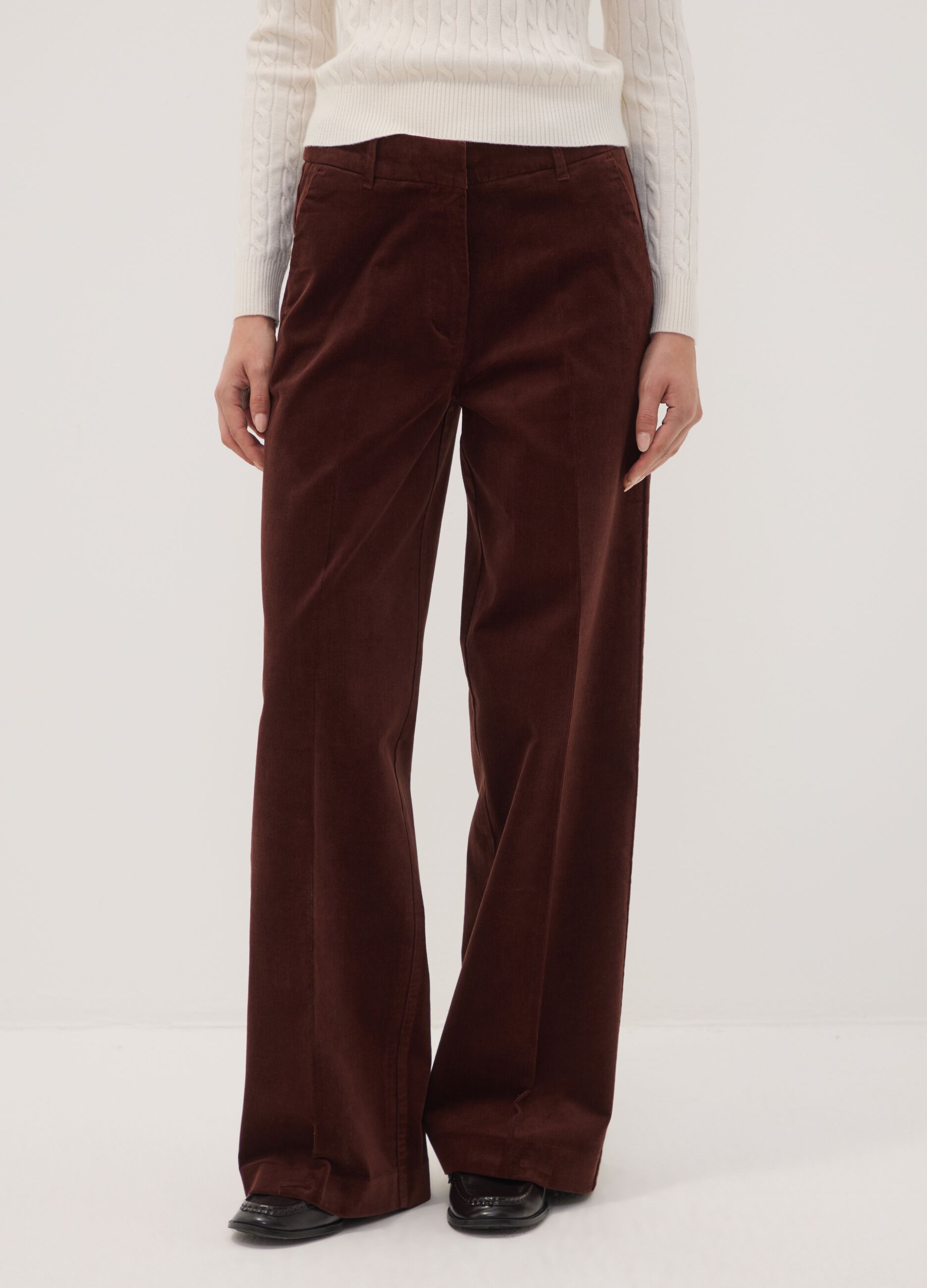 بنطال The Iconic Pants بني من قطن مطاطي مضلّع بقصّة مستقيمة