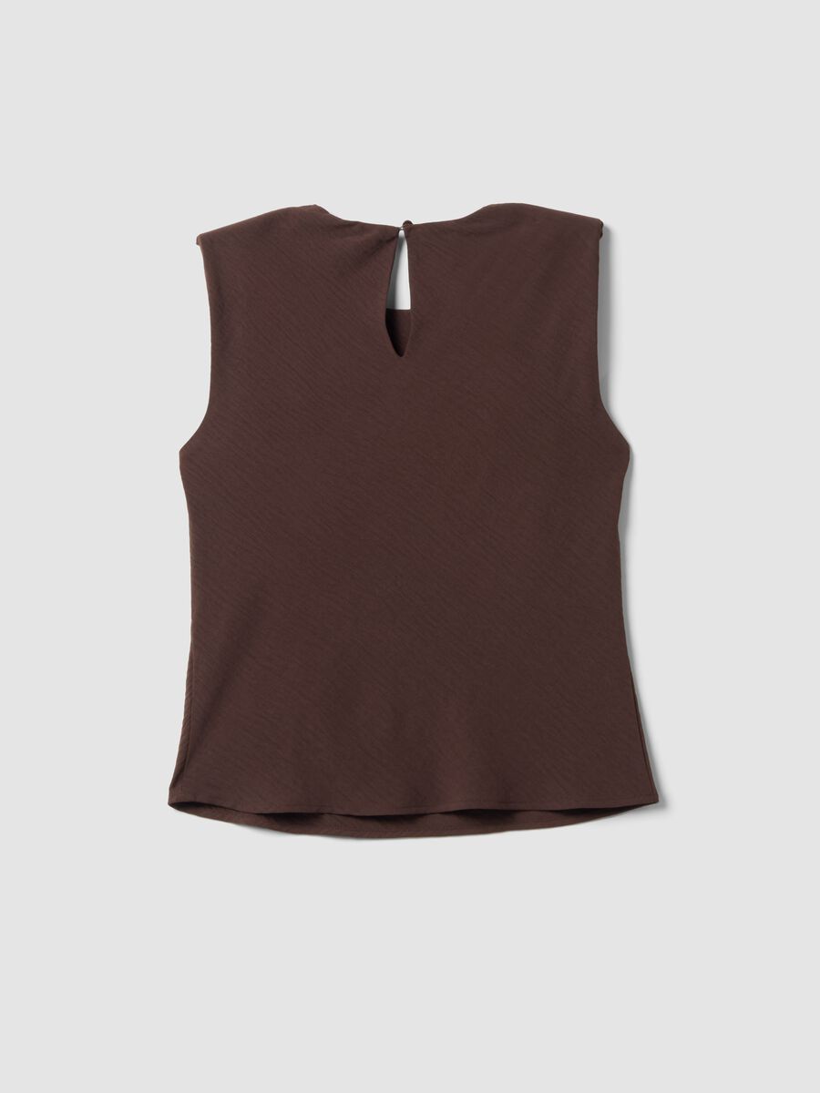 Brown sleeveless pleated-texture blouse, regular fit_5